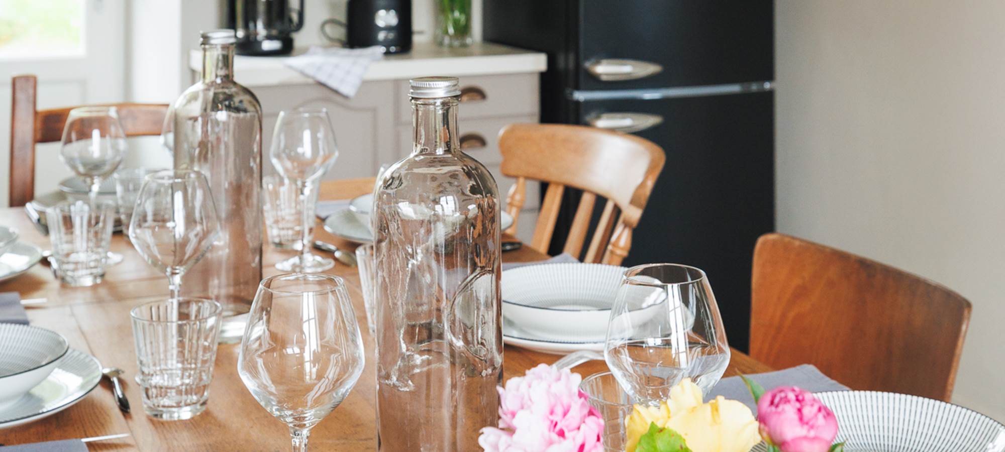 Vue table et frigo V gite de charme Le Quatre Feuilles proche du Puy du Fou