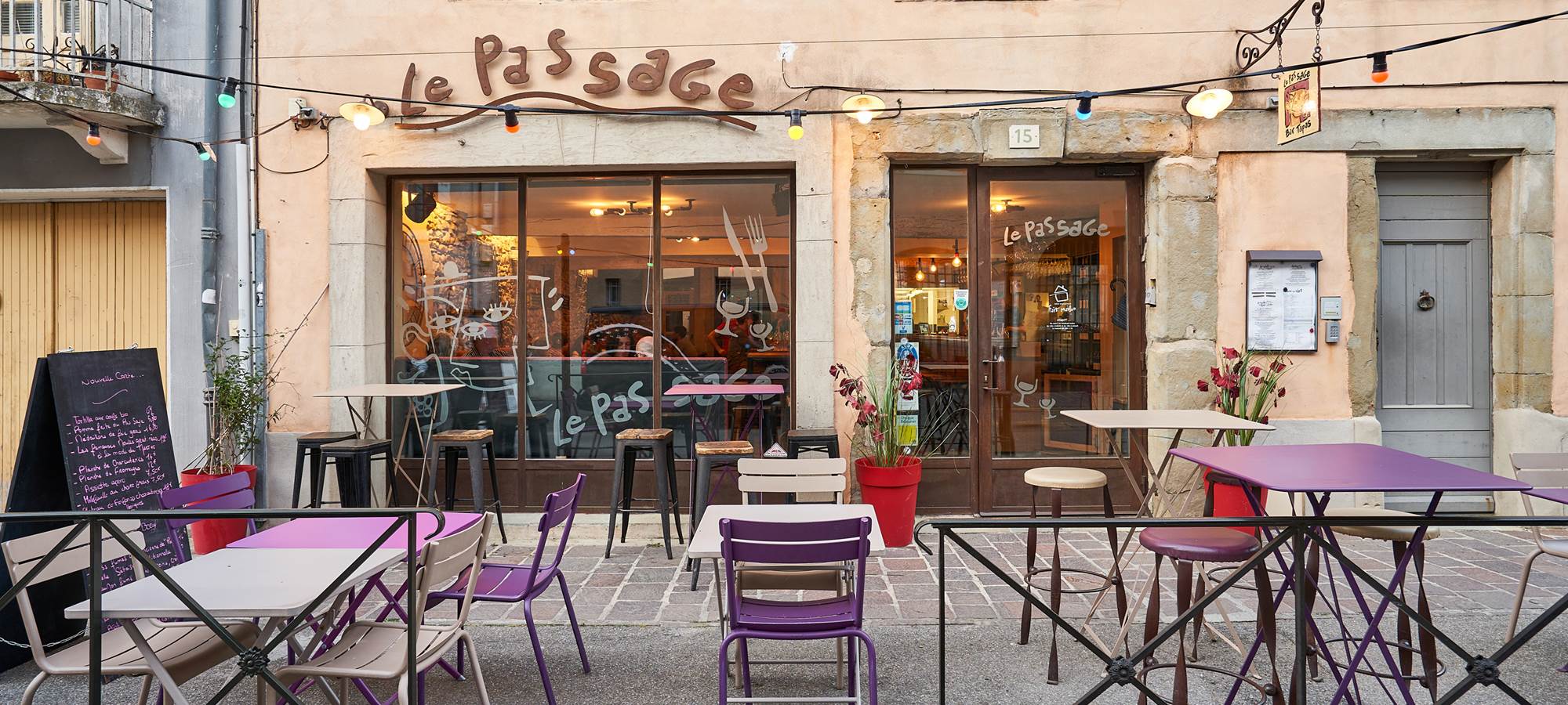 Le Pas Sage restaurant-bar à gauche