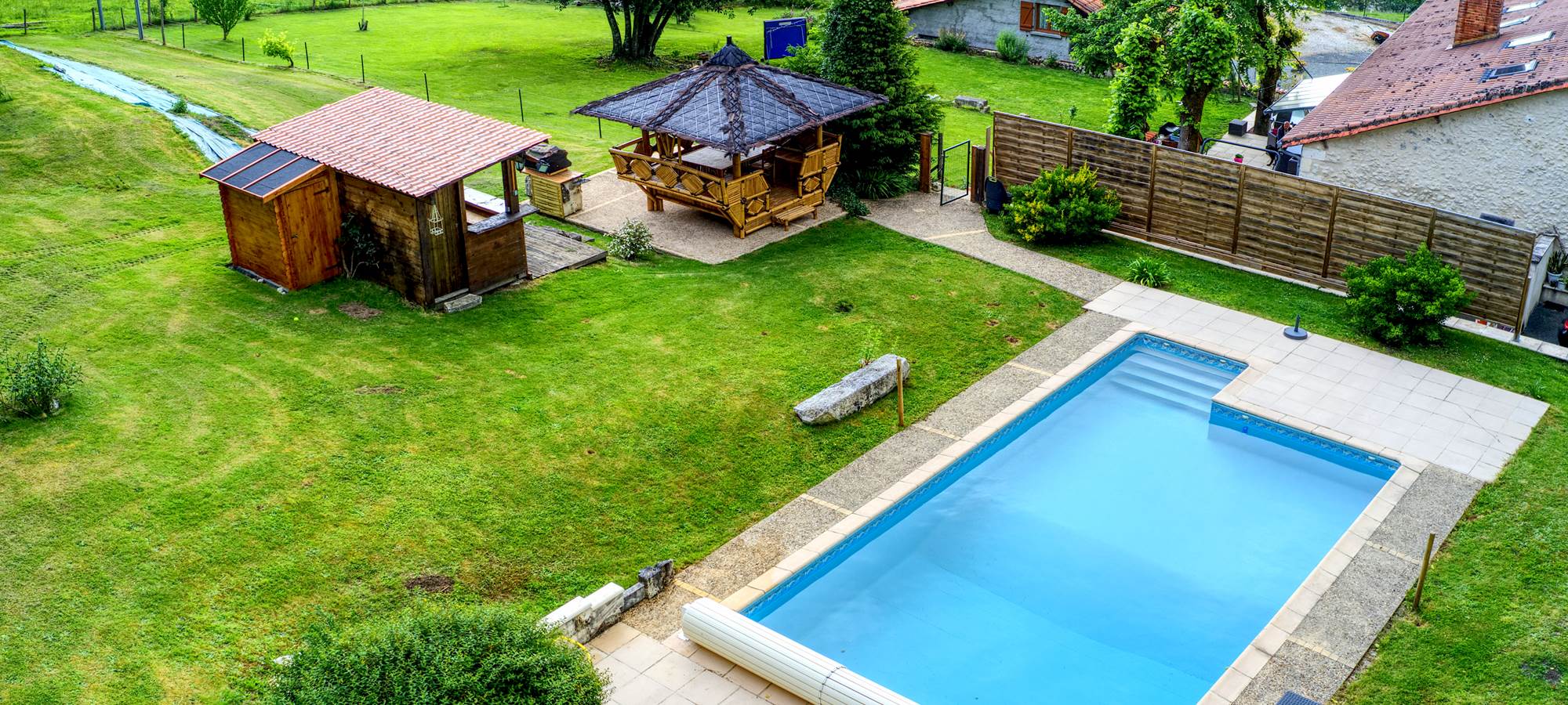 piscine + cuisine d'été + payotte