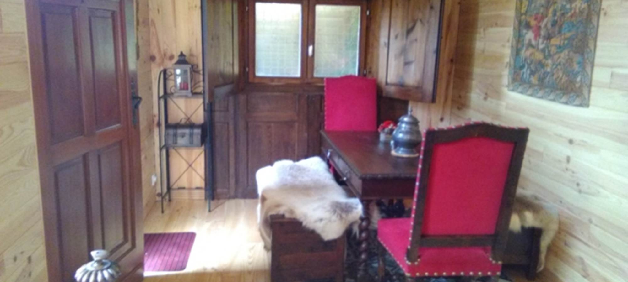 château intérieur coté table et fenêtré donnant sur le boxe des chevaux