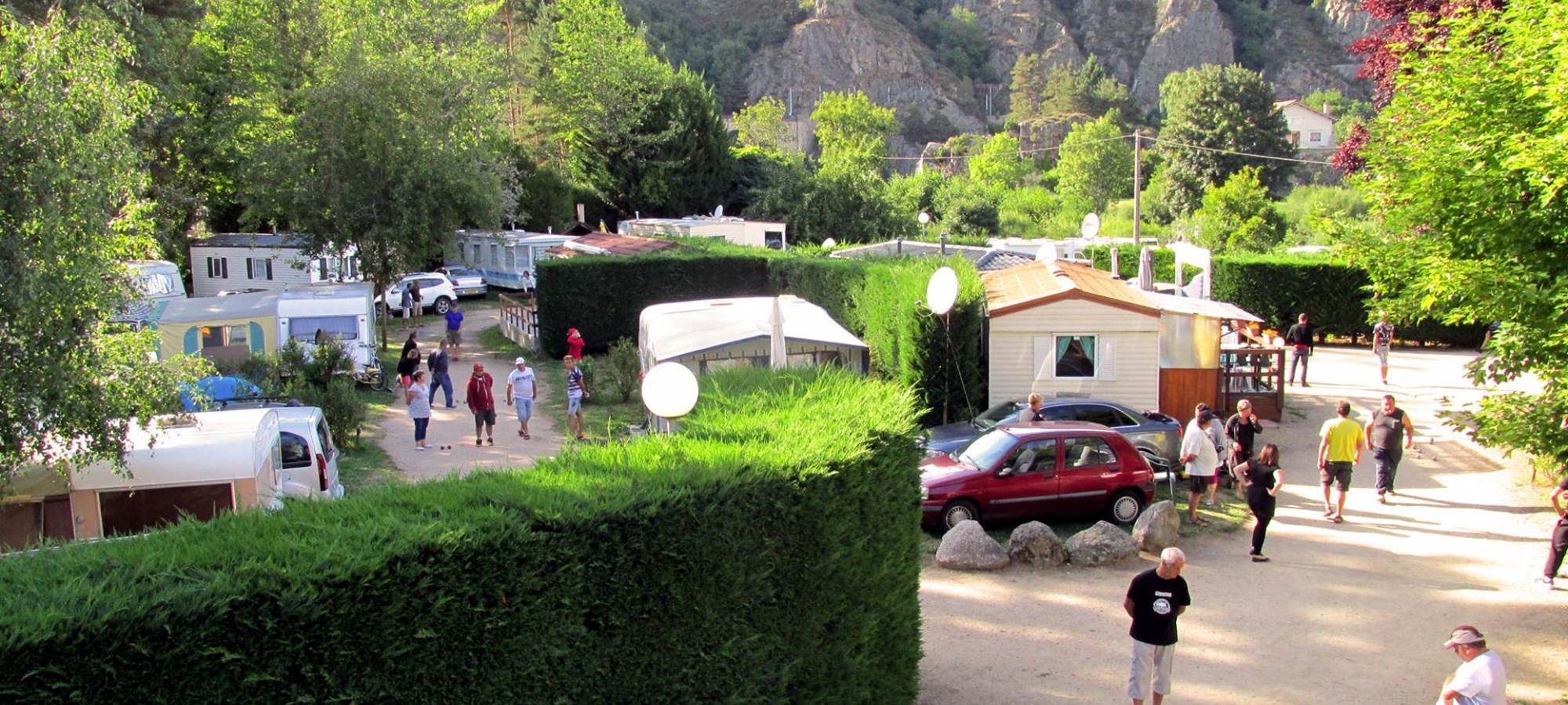 Vue du camping pendant un tournoi de pétanque