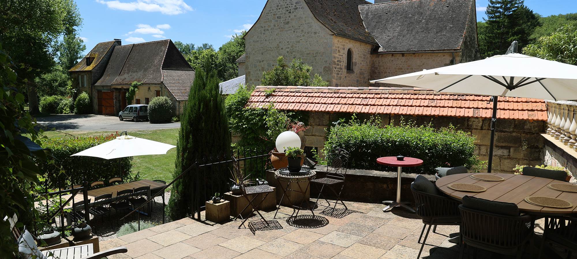 Vue extérieure du Château de Saint-Chamarand dans le Lot depuis la place du village
