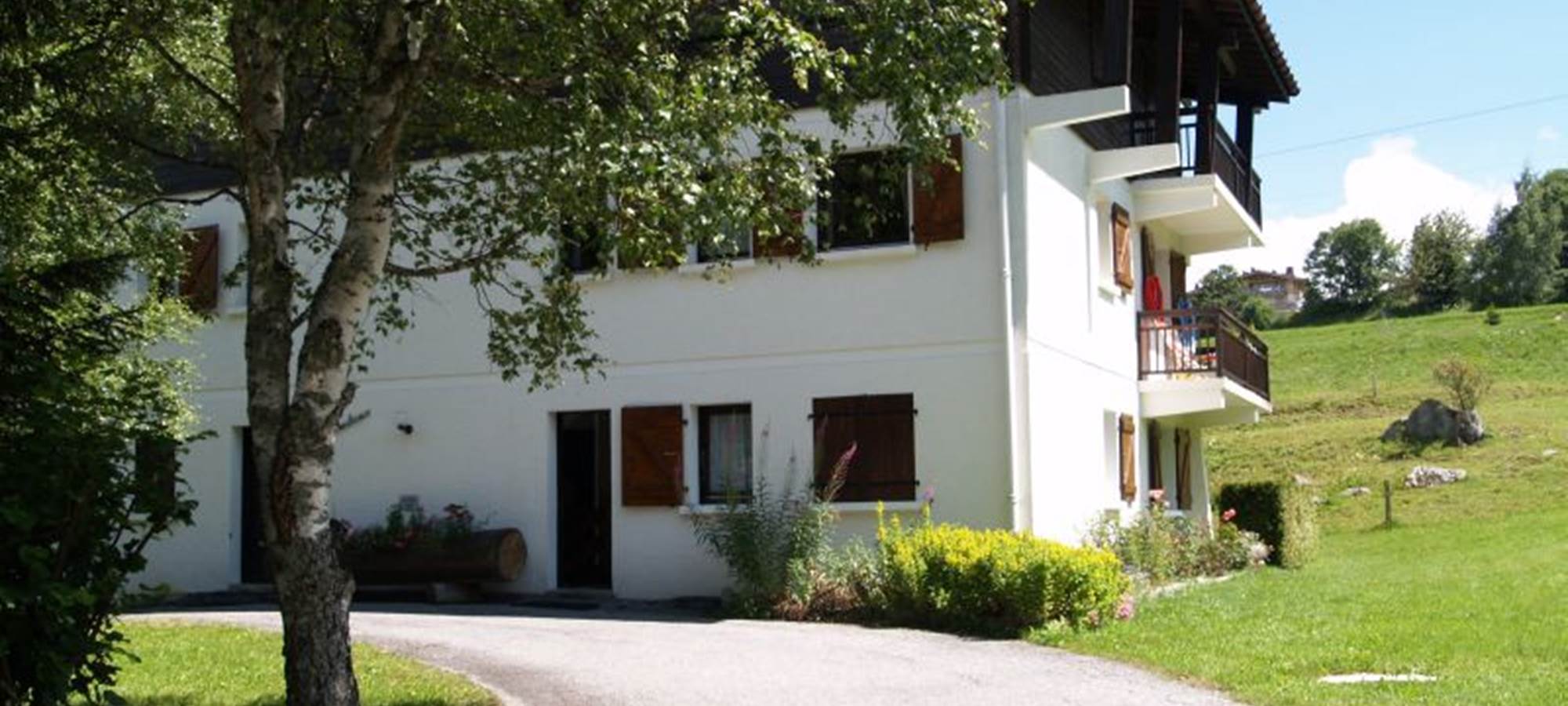 Façade du côté de l'entrée de la résidence