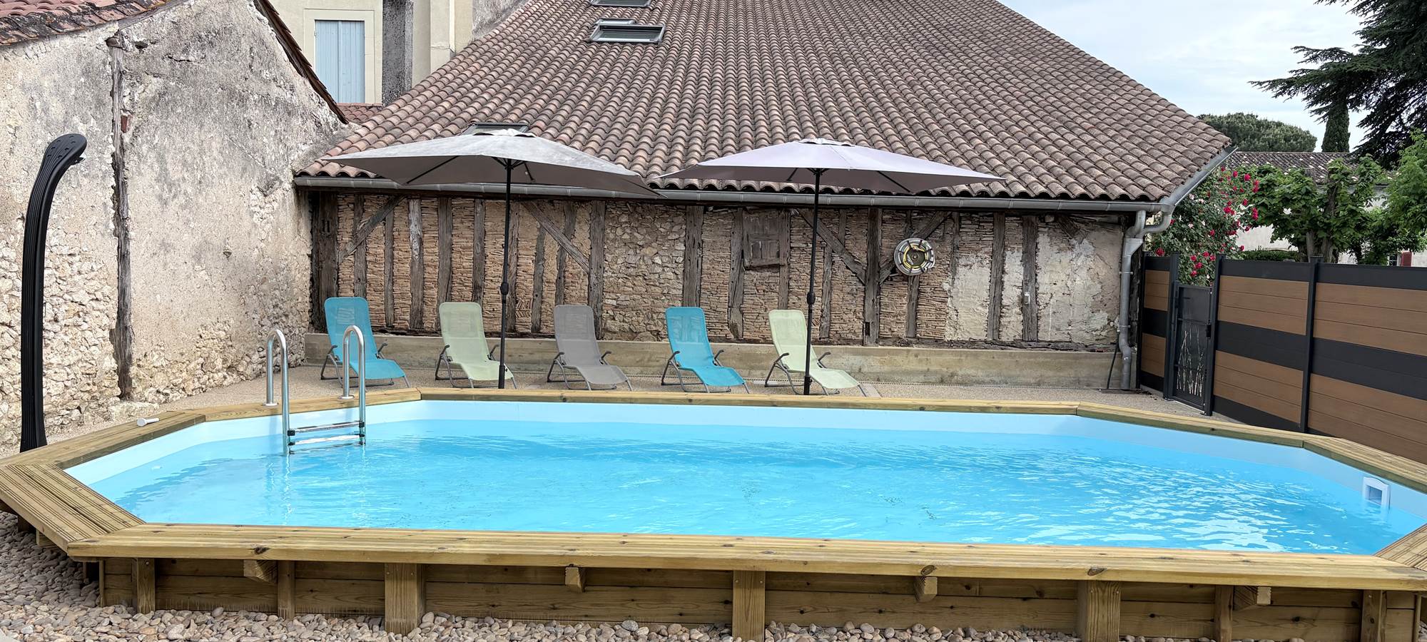 Piscine - transats - salon jardin - parasol