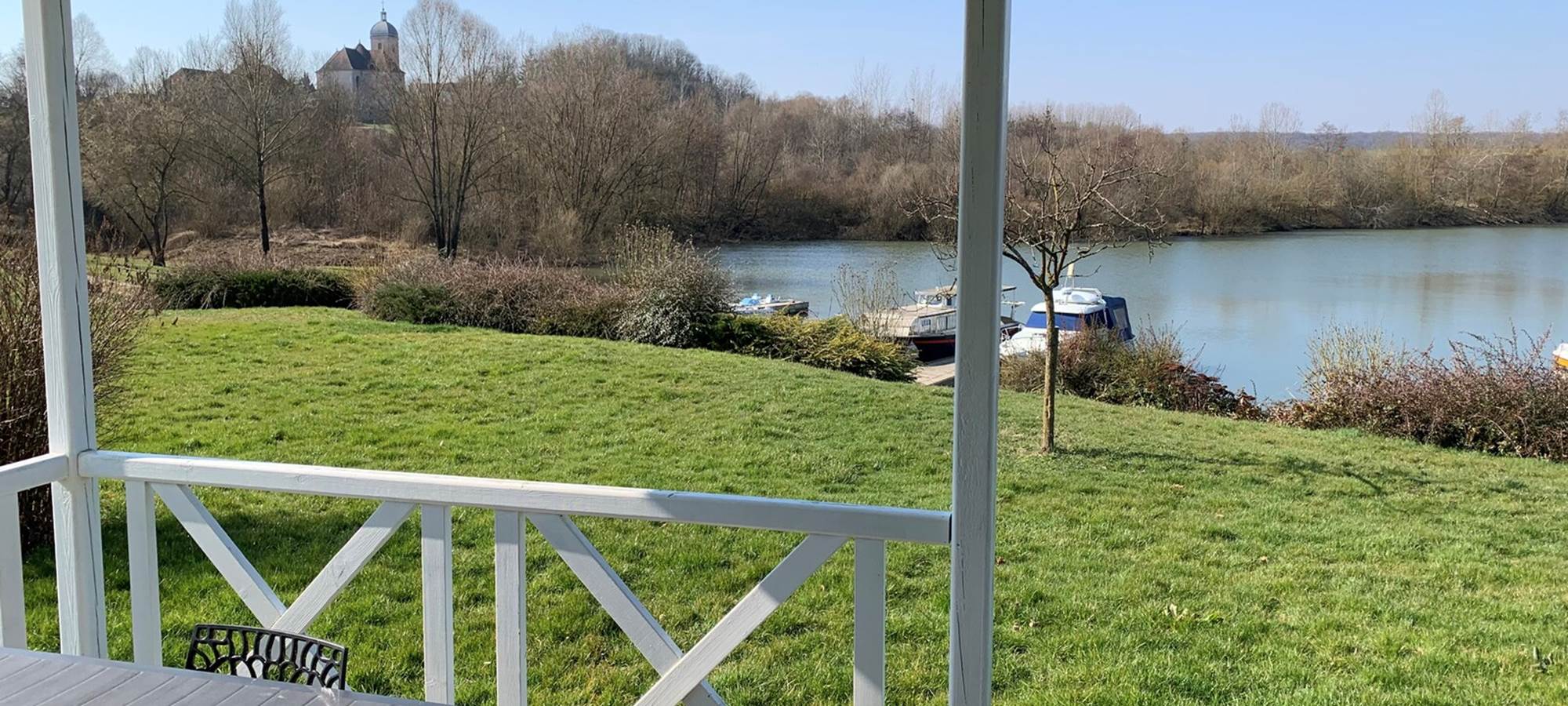 Vue terrasse chalet Bord de Saône