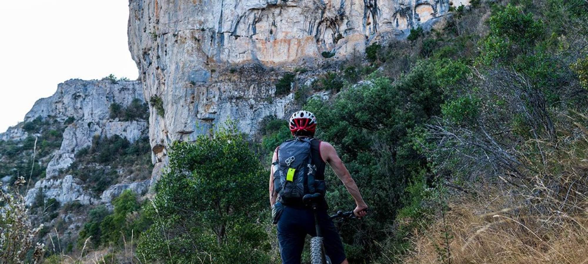 Chemin de Roc Calte dans le cirque de Navacelle