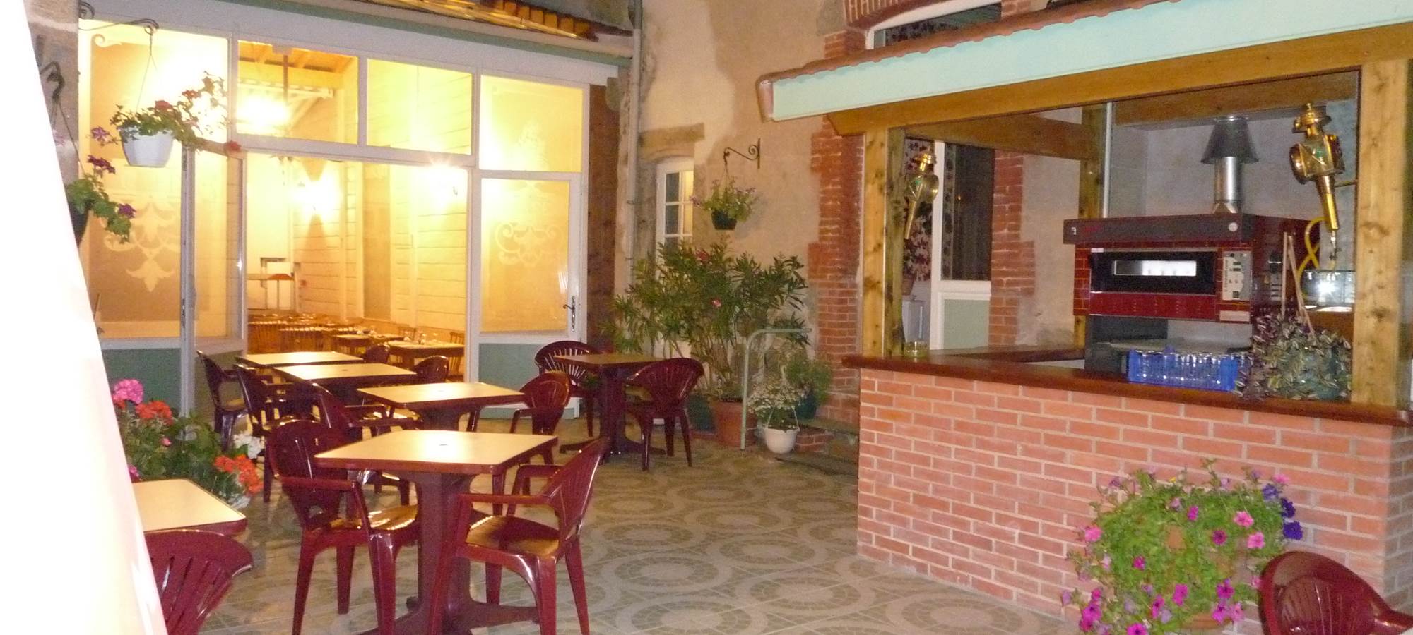 Cour intérieure NUIT coté salle restaurant