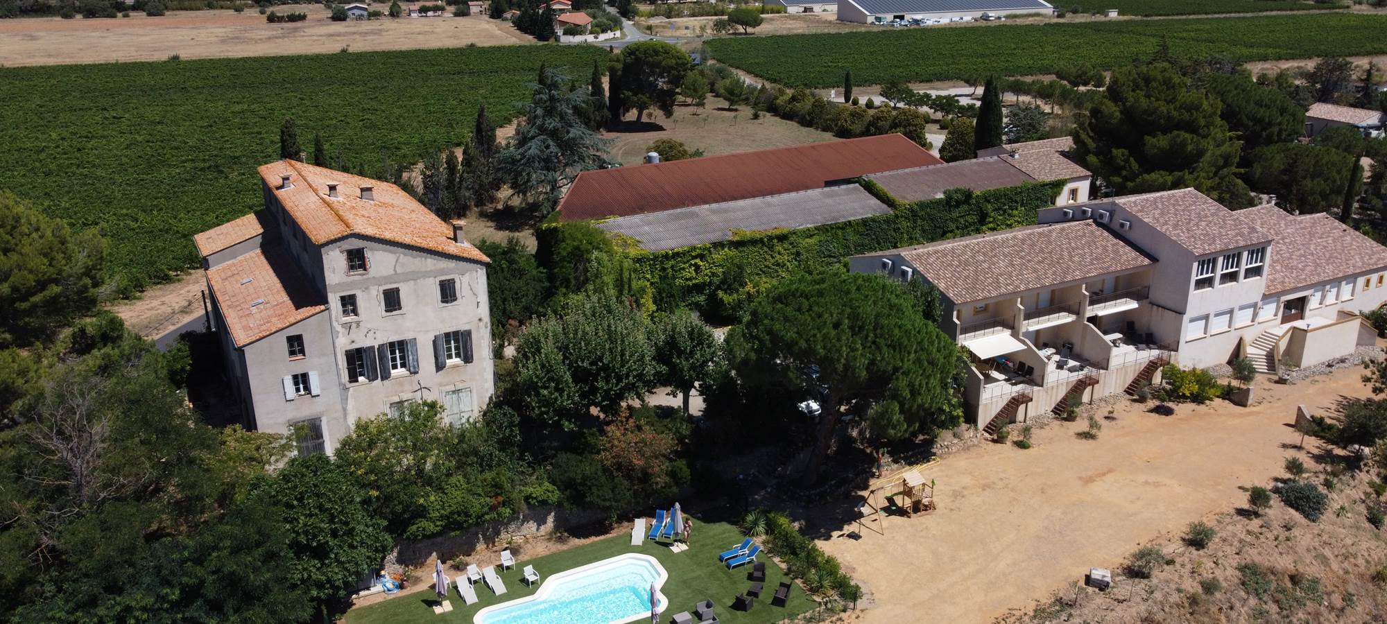 vue aérienne domaine Herbe Sainte propriété viticole Occitanie Sud deFrance