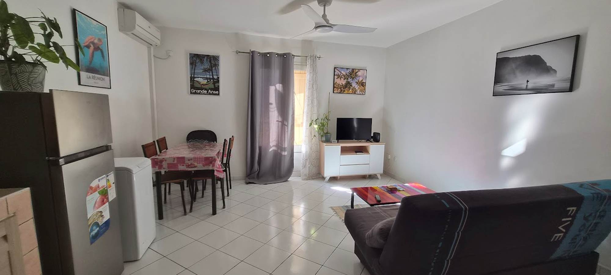 T2 Frangipanier climatiseur, séjour, vue d'ensemble, plaque de cuisson, table à manger