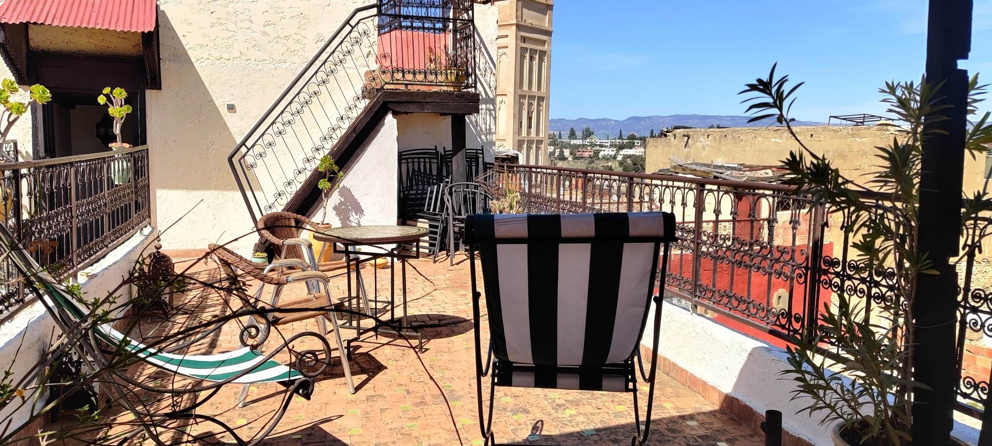 la terrasse ,vue sur la ville nouvelle .