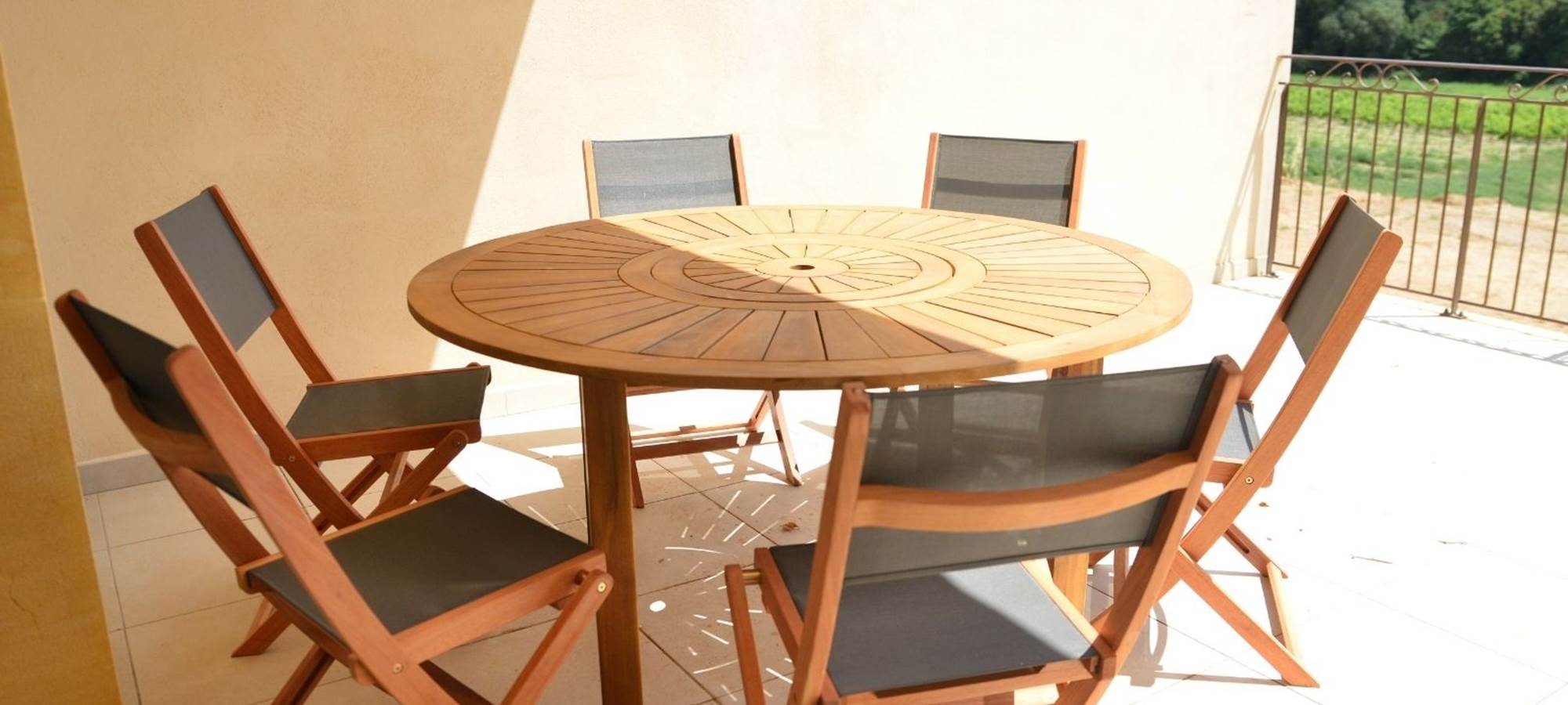 Coin terrasse gîte Harmonie escalier d'accès piscine barbecue plancha à gaz pour vos repas d'été