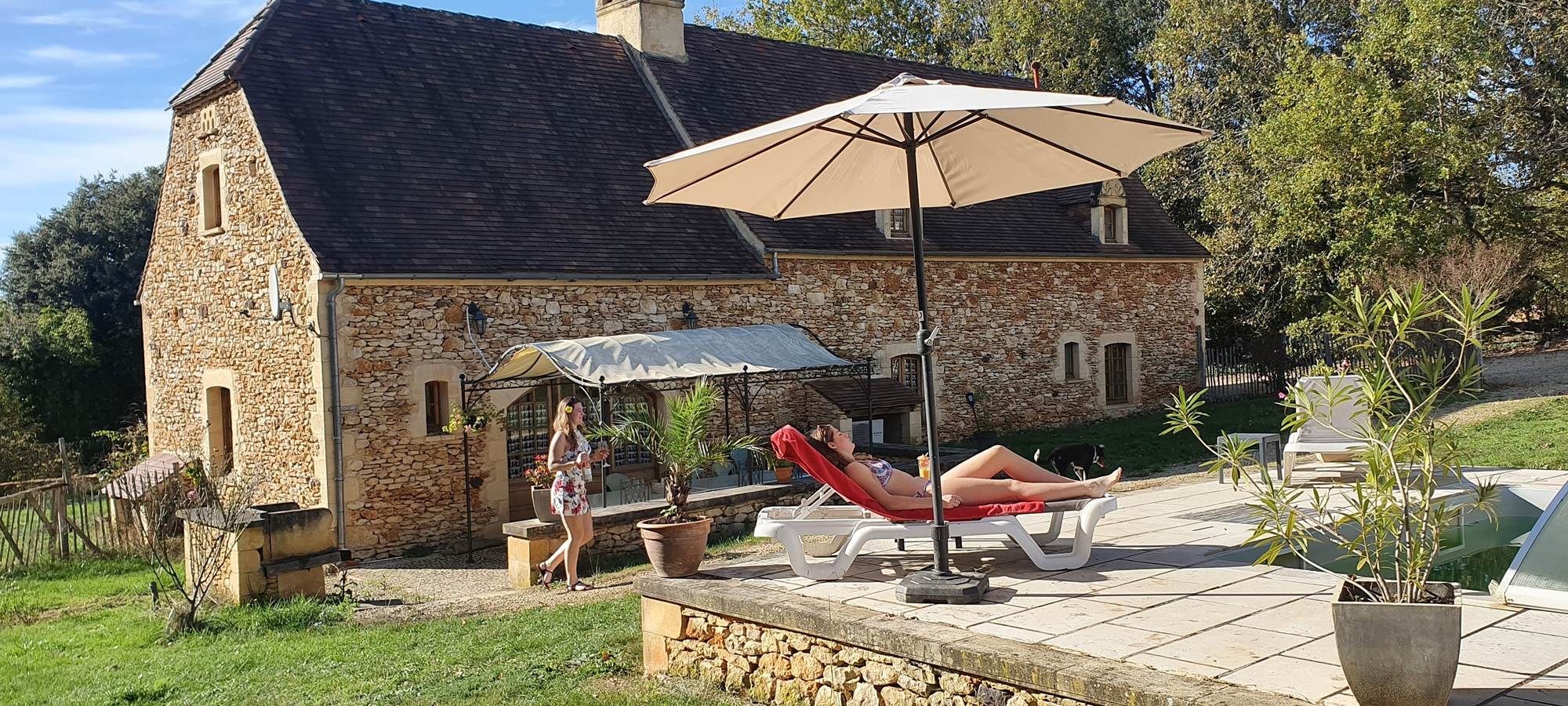 Jardin du gîte, avec piscine