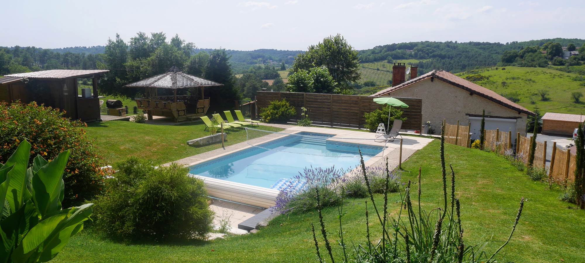 piscine + cuisine d'été + payotte