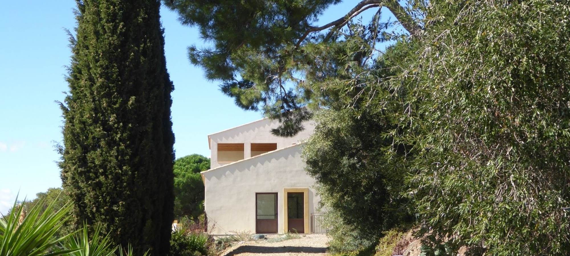 Côté cuisine de la salle de réception et de 1er espace extérieur pour évènements