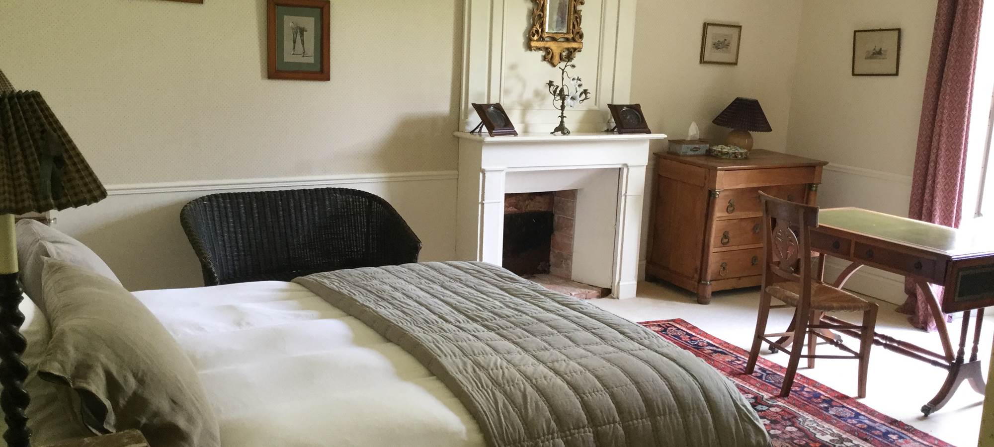 Chambre "Empire", avec sa vue sur le magnolia et le parc