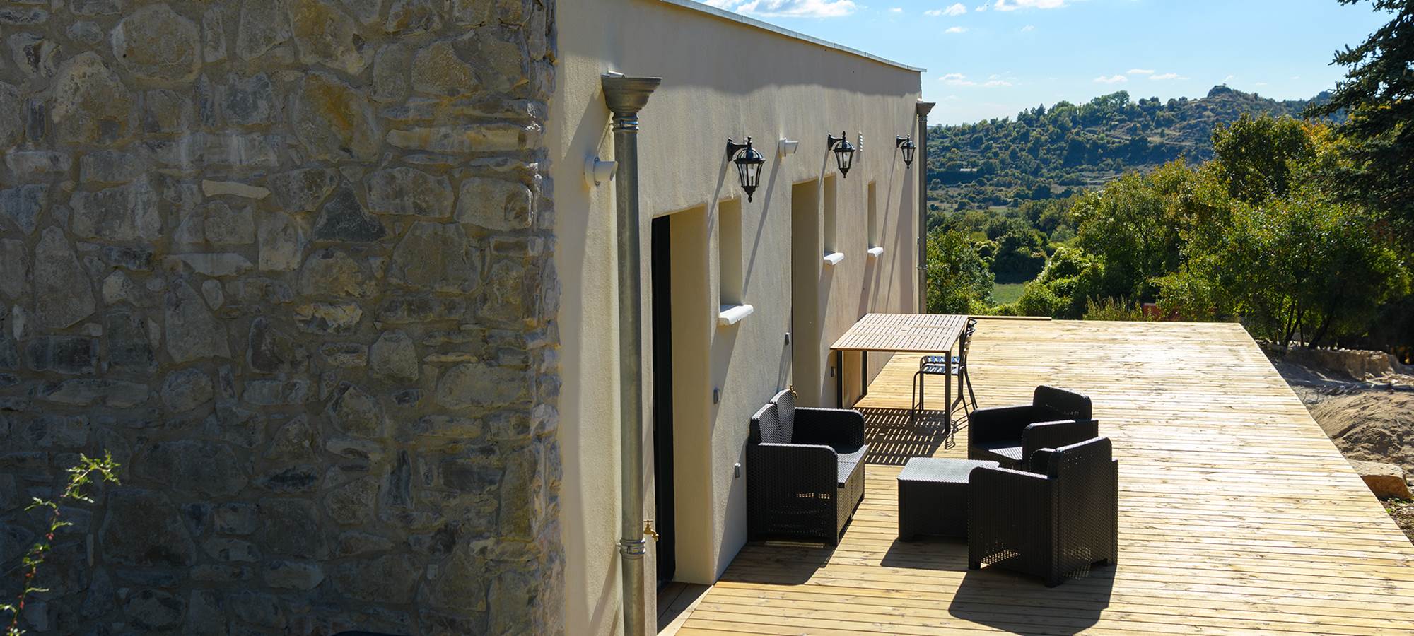 Terrasse Bois accès gîte 2 et 4 places