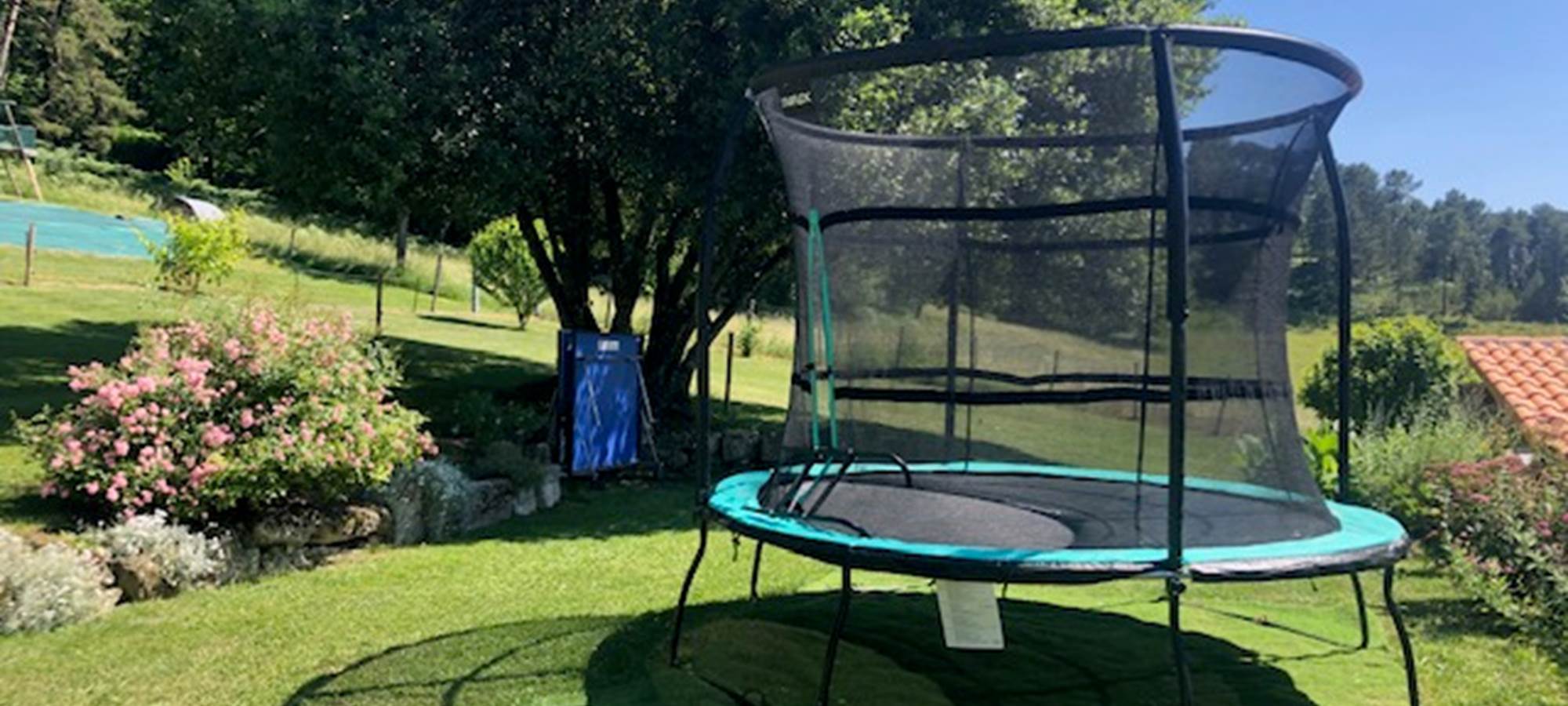 jardin devant la cuisine avec toboggan et table de ping-pong