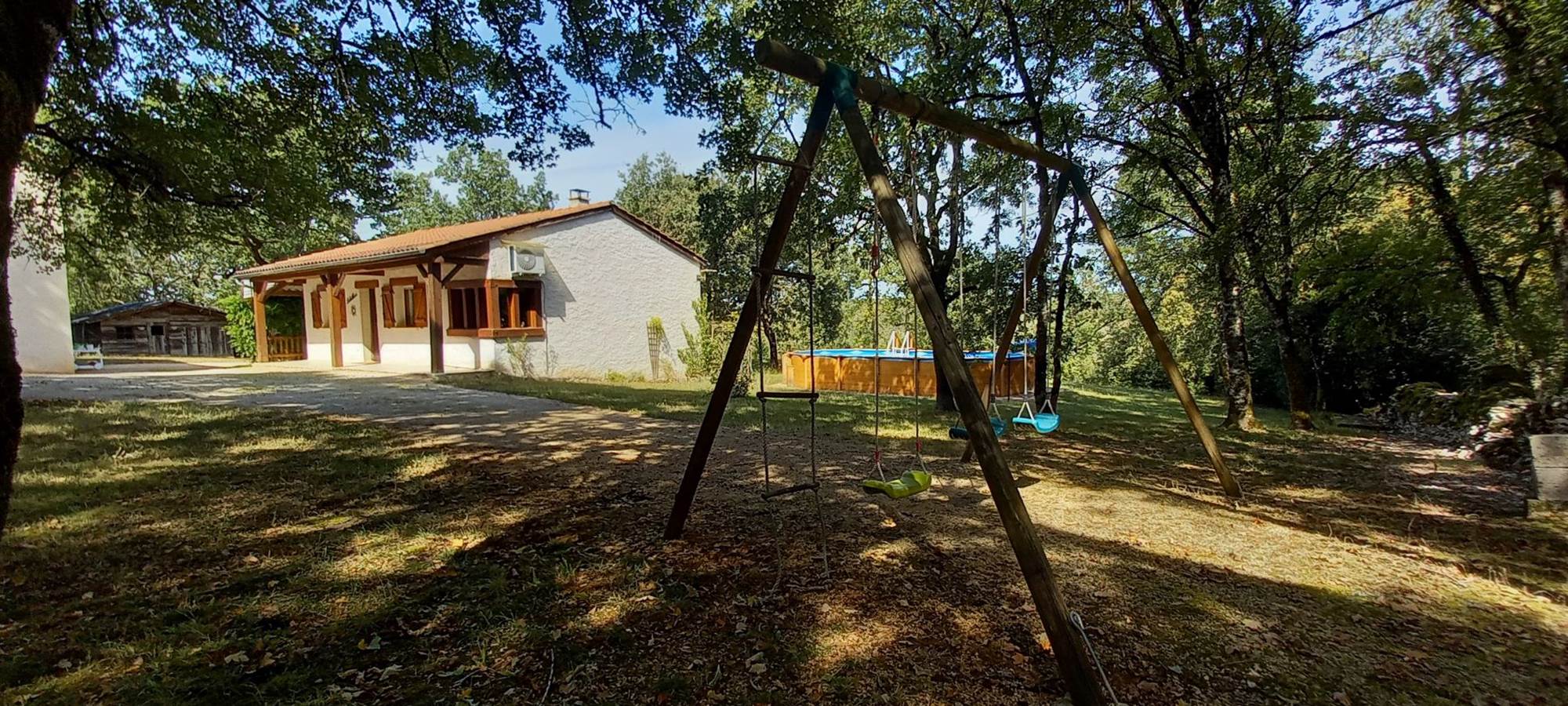 Balançoires et lieu de pétanque