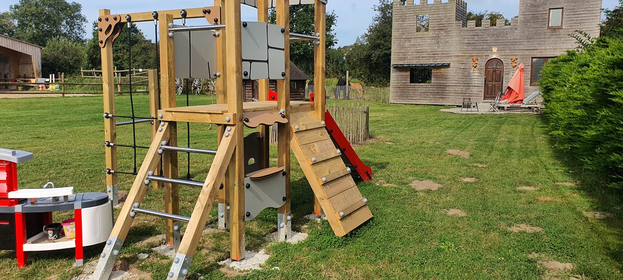 Jeux extérieurs château escalade tobogan, balançoires, cheval a ressort