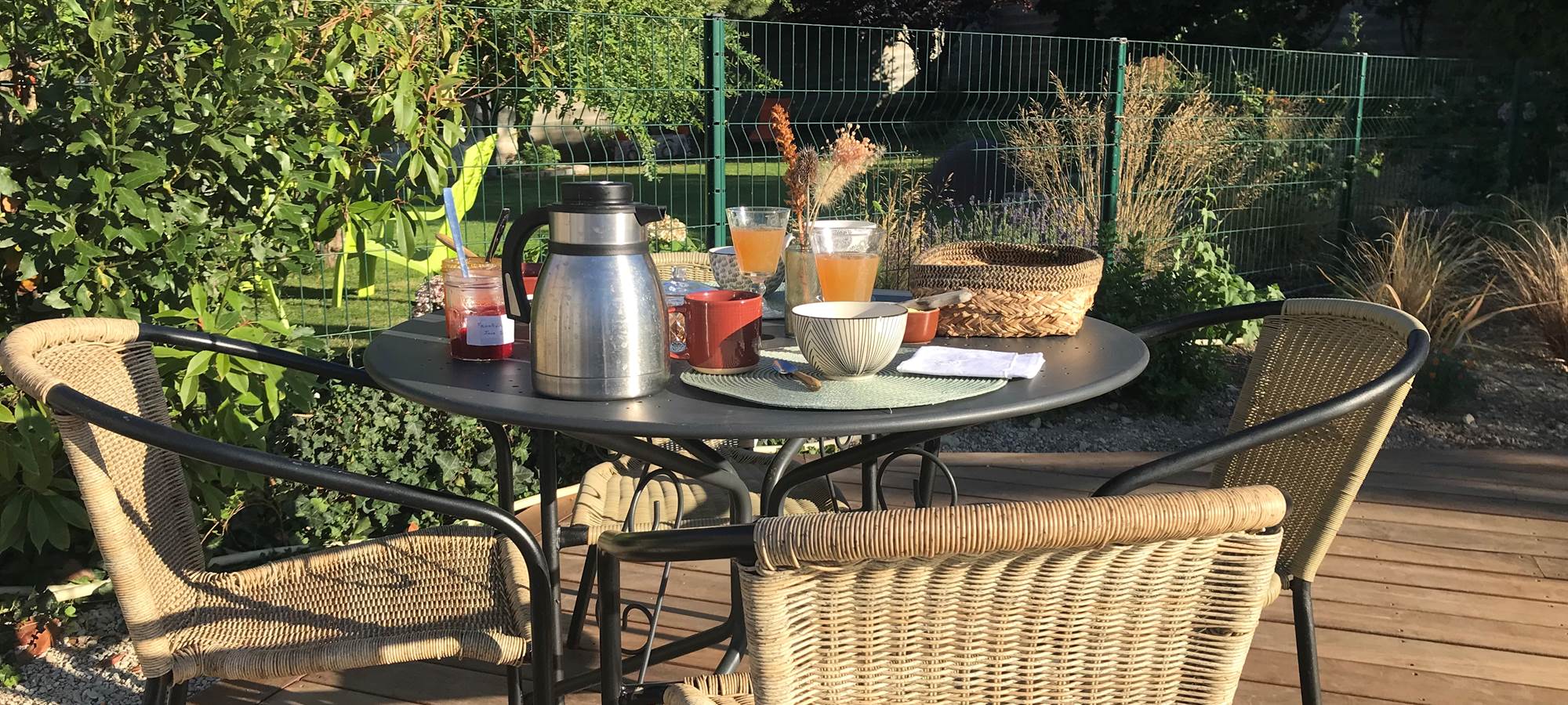 petit déjeuner au bord de la piscine