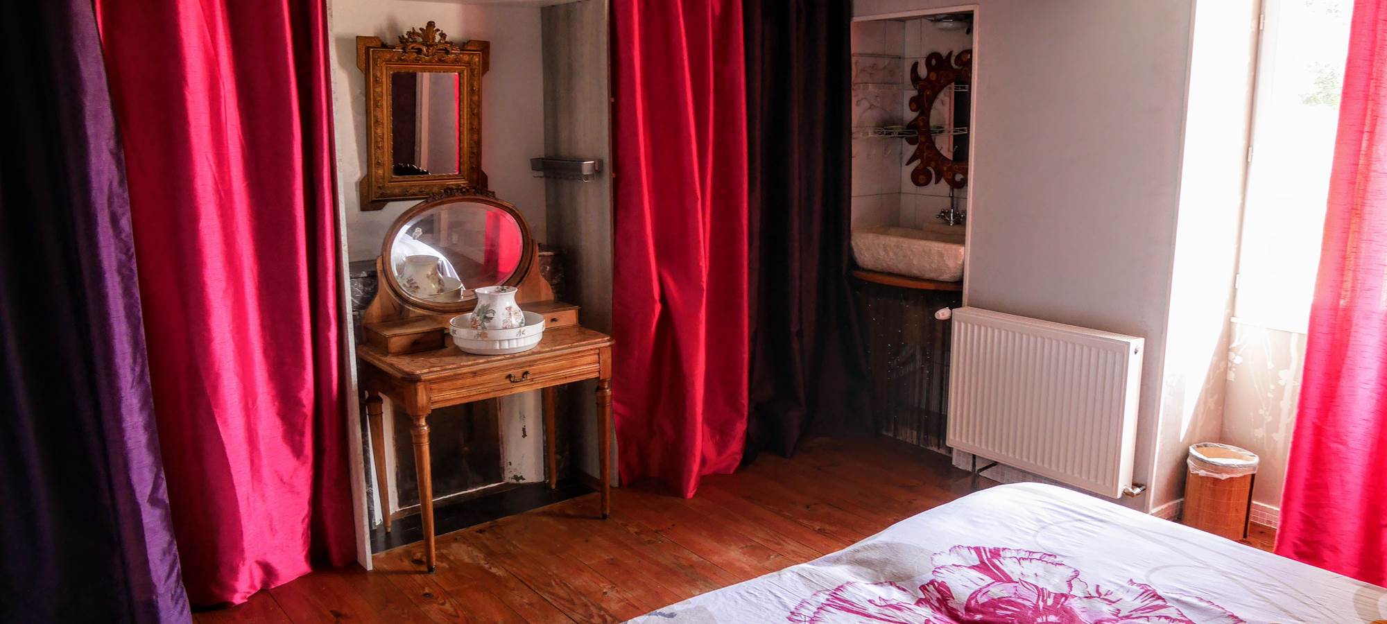 chambre 2-rez de chaussé-  lit en 160 + lavabo + TV