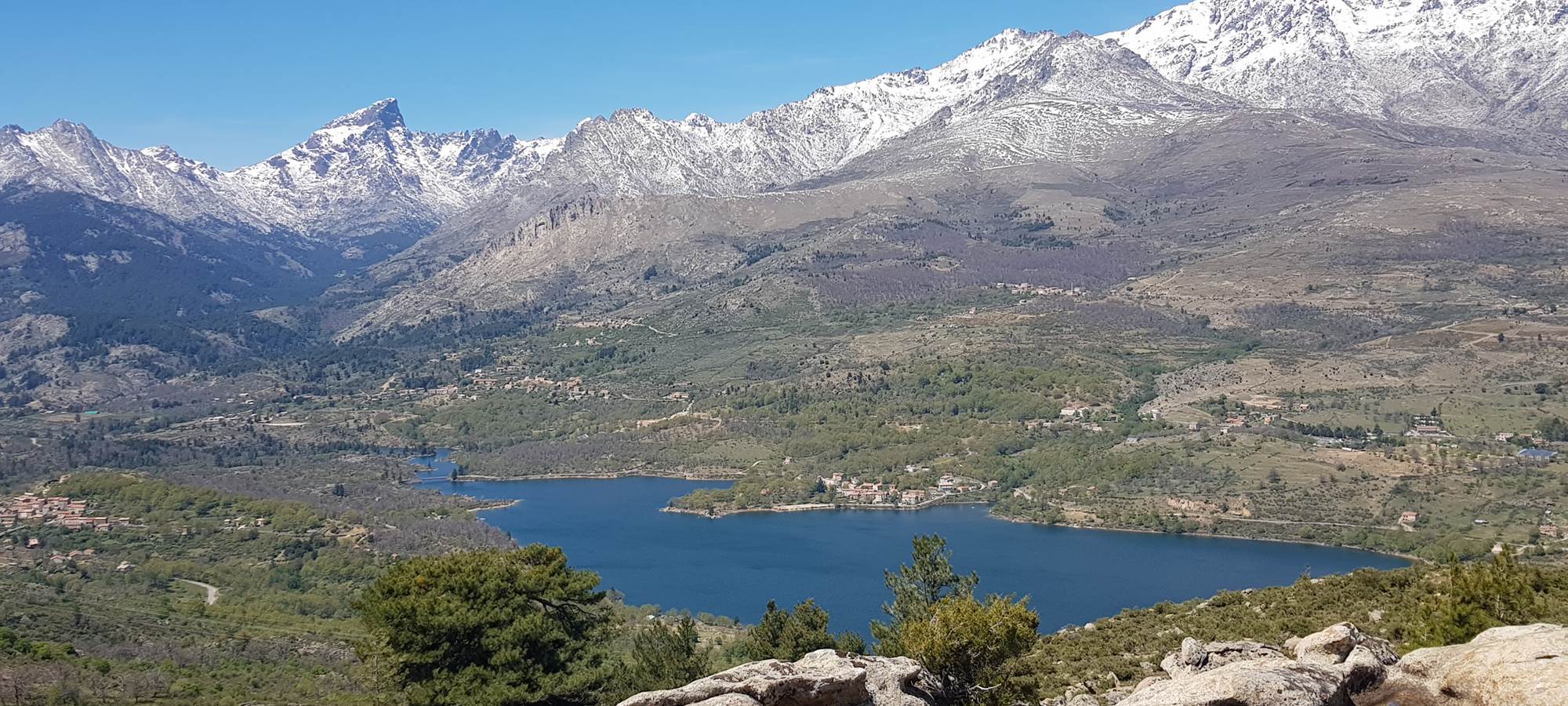 Lac de Calacuccia et la chaîne de montagnes (Paglia Orba, Monte Cintu...)