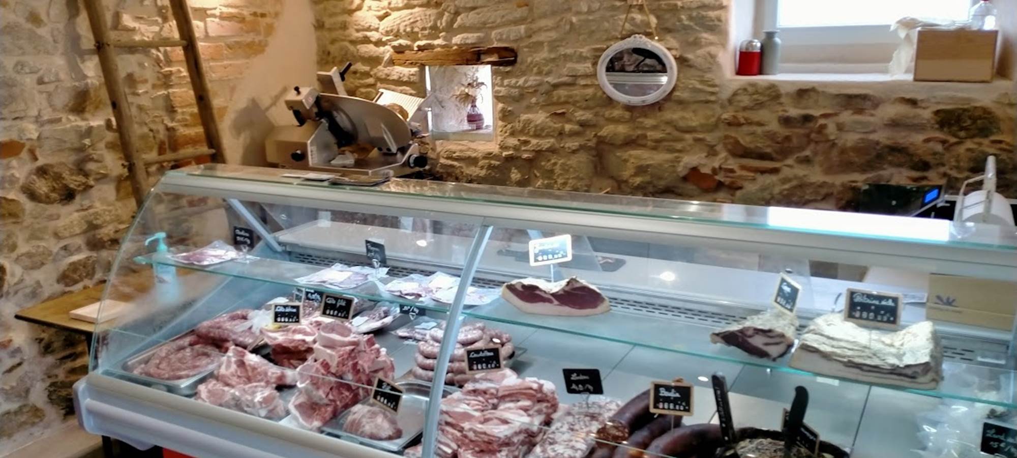 La vitrine de notre point de vente à la ferme : ouverte le vendredi après-midi