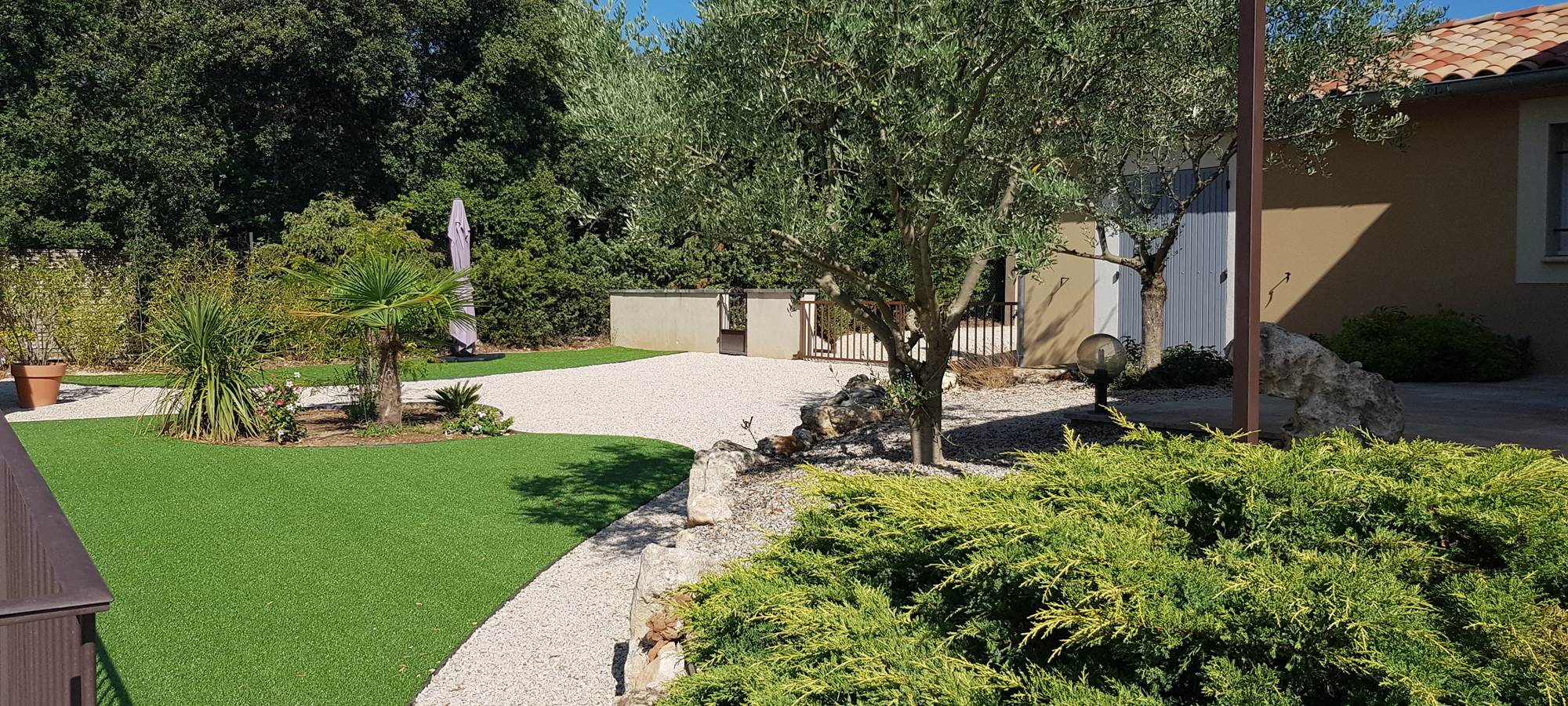 Devant la terrasse du gîte Rires de Provence