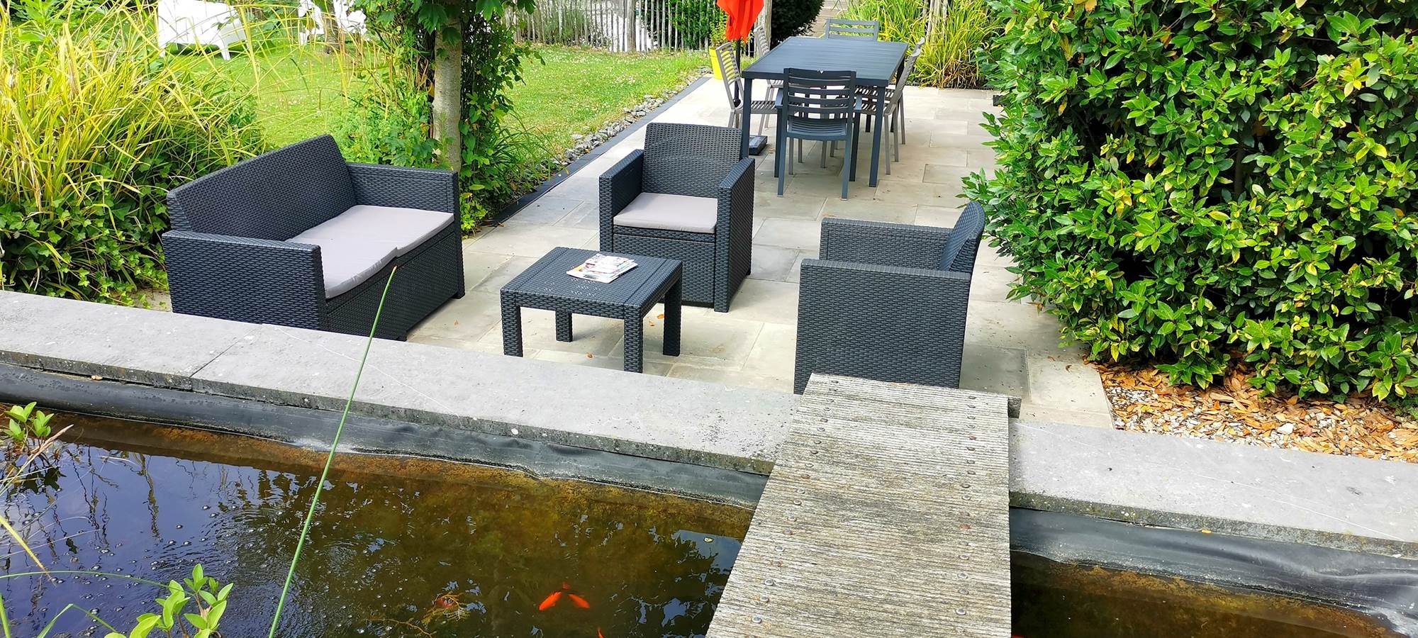 Etang exotique terrasse détente