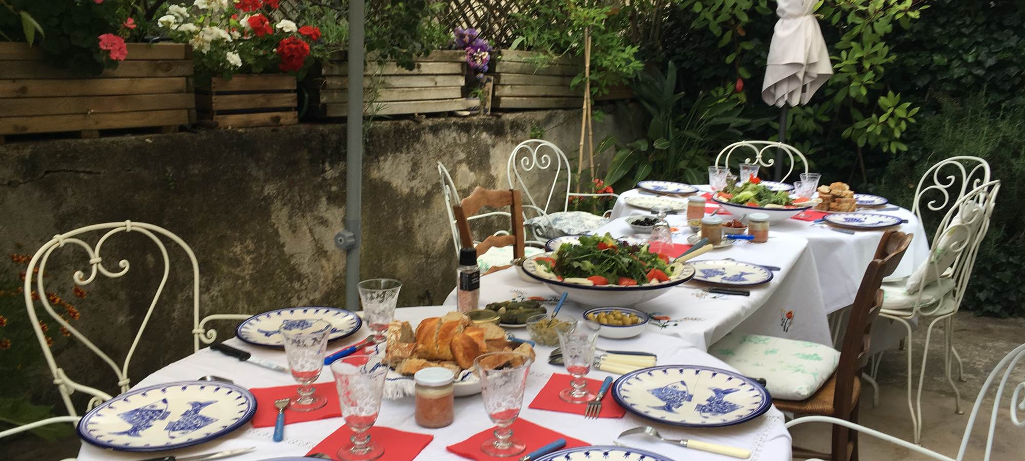 table d'hôte sur la terrasse en été
