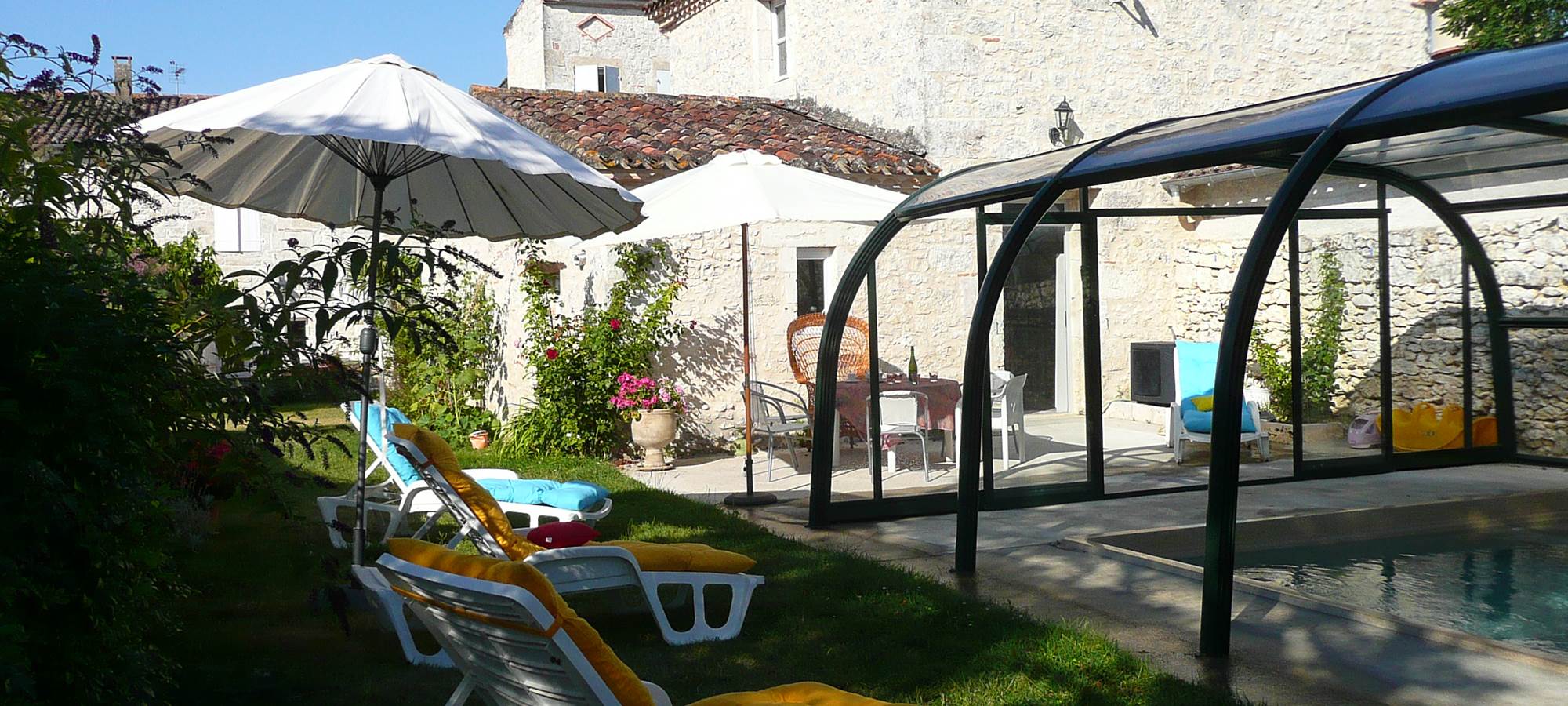 Saint Roch séjour cuisine à partager pour les hôtes près piscine terrasse.jpg