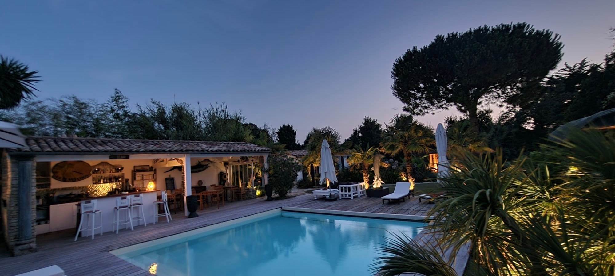 AUTOUR DE LA PISCINE