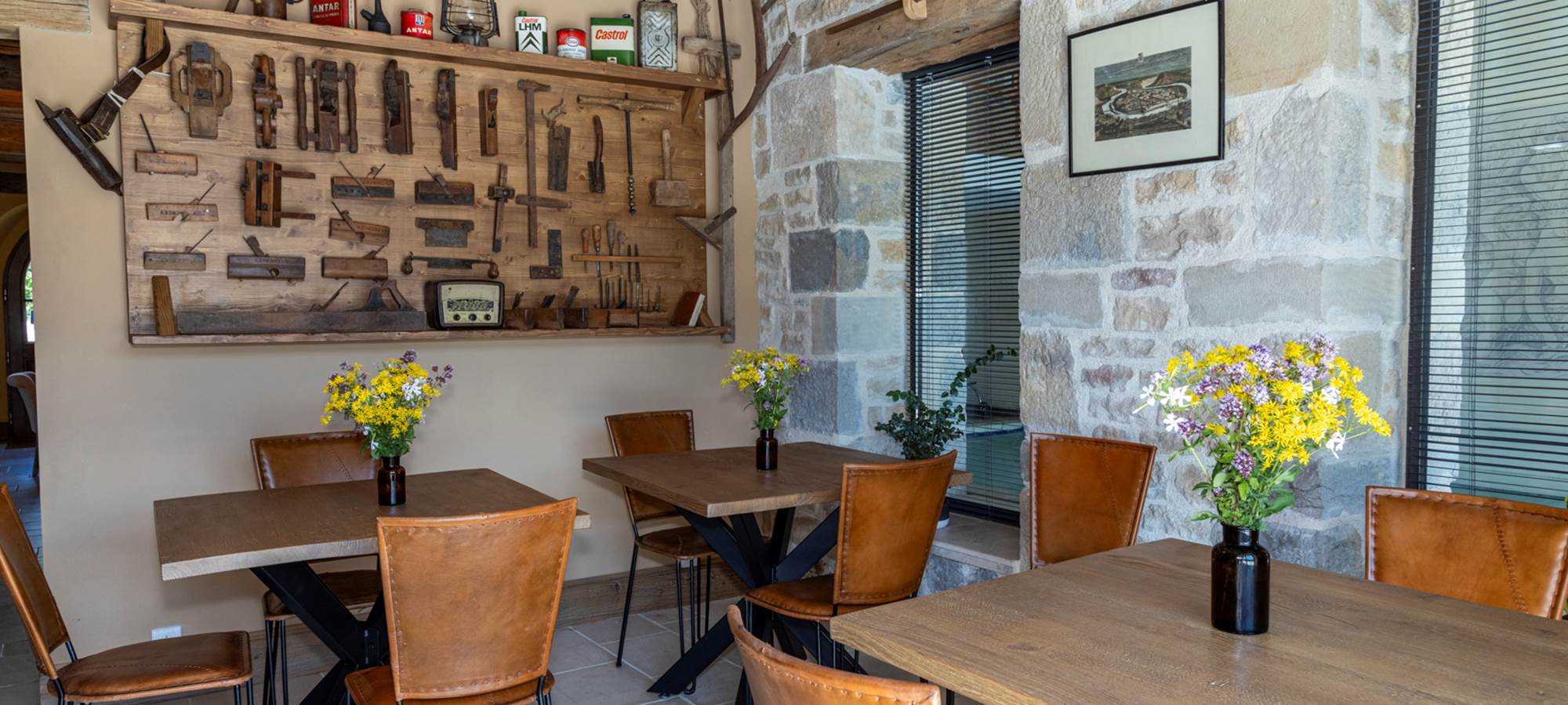 Détendez-vous dans notre salle de restaurant cocooning au Relais des Deux Tours