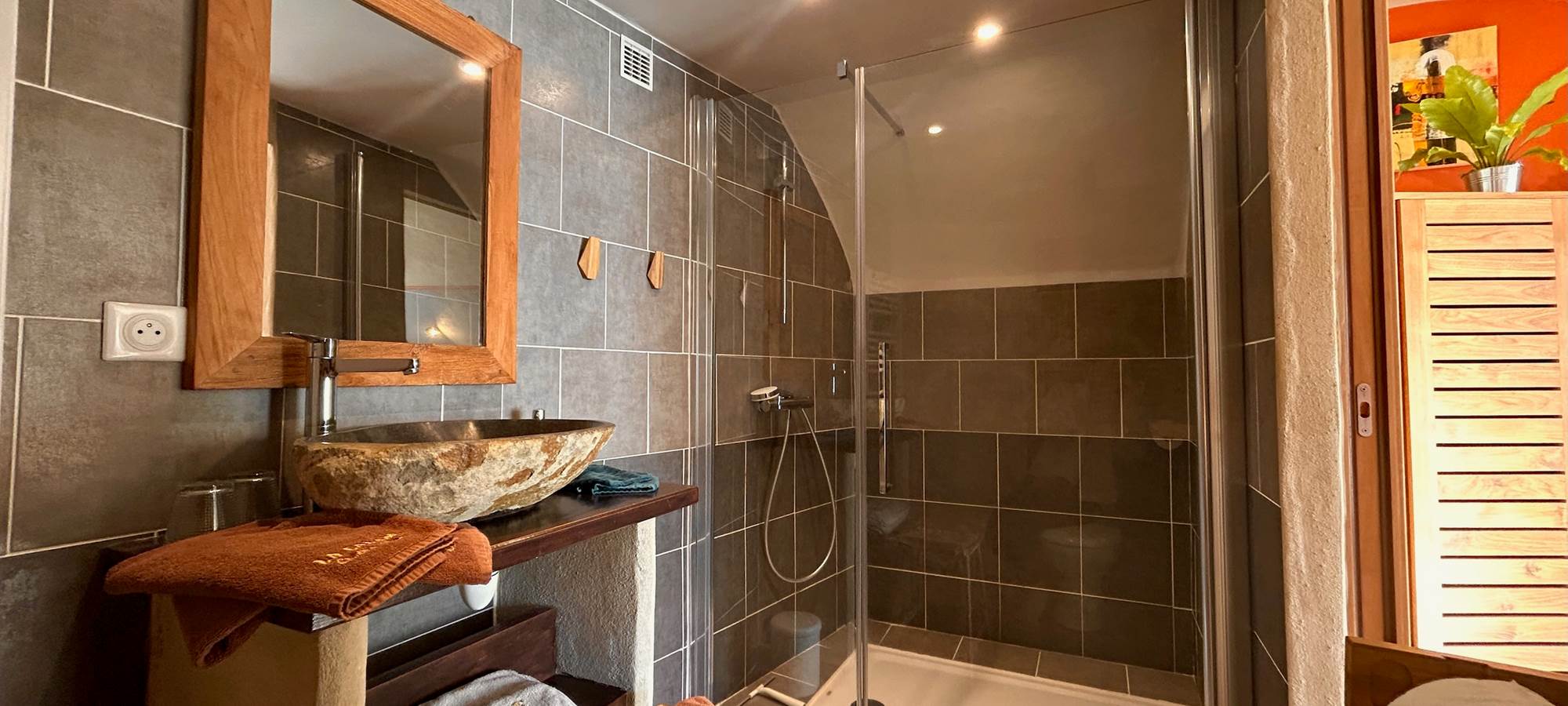 la calade chambres d'hotes et espace bien être ardèche salle de bain chambre terracotta