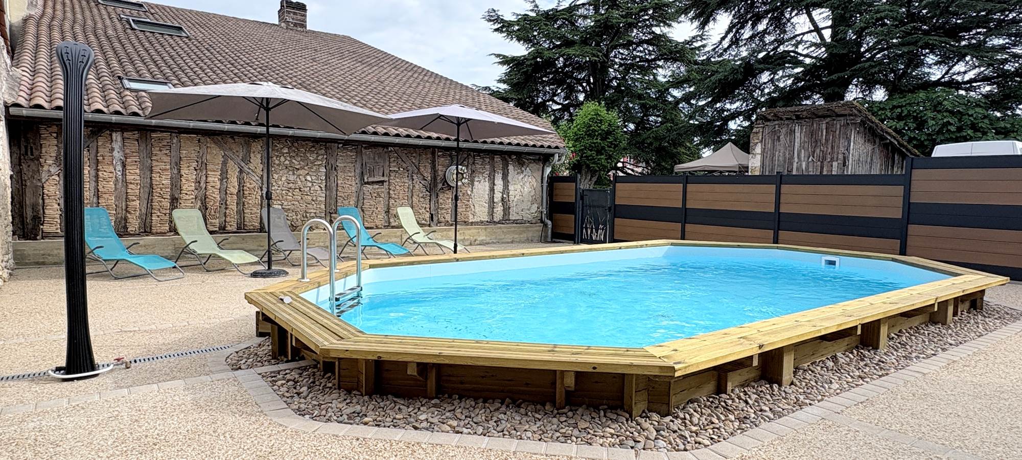 Piscine - transats - salon jardin - parasol