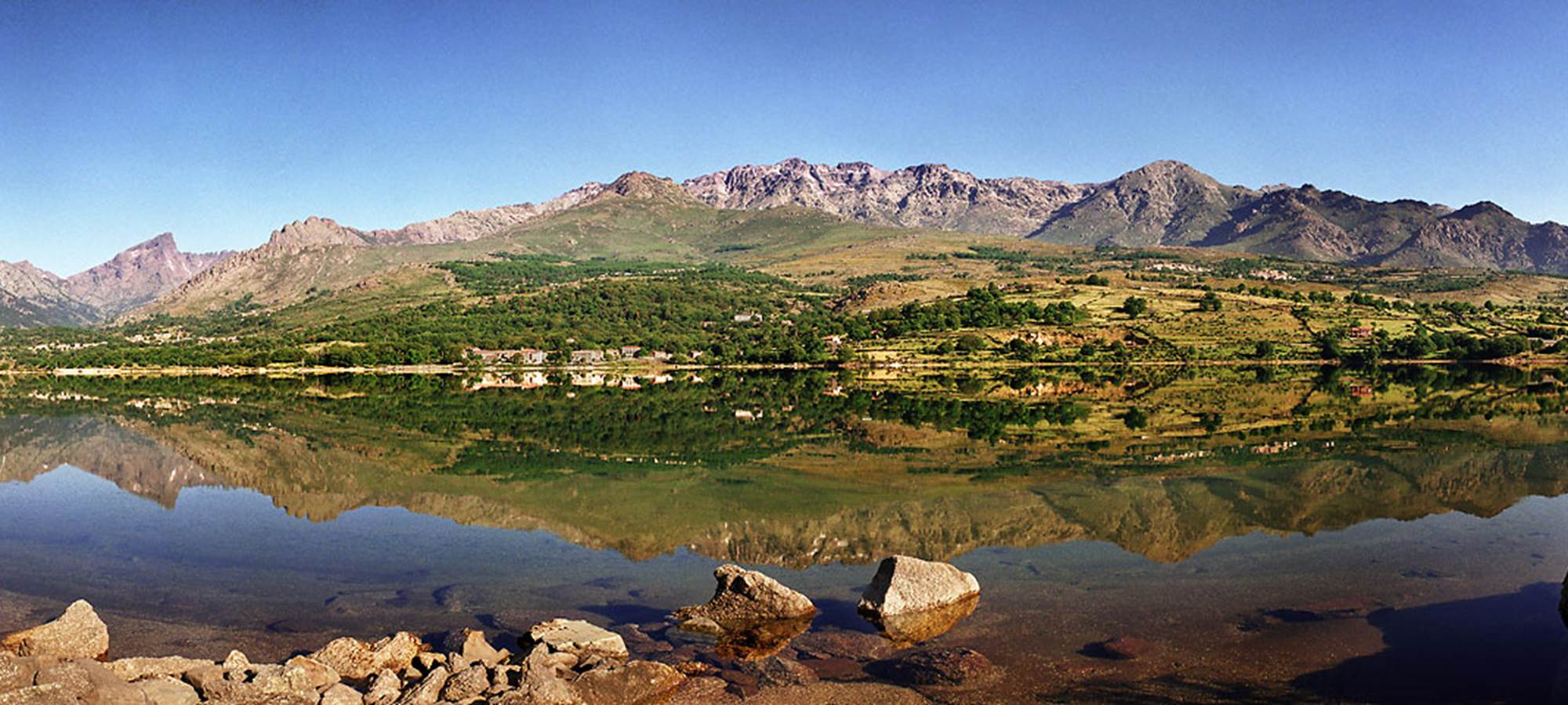Lac de Calacuccia et la chaîne de montagnes (Paglia Orba, Monte Cintu...)