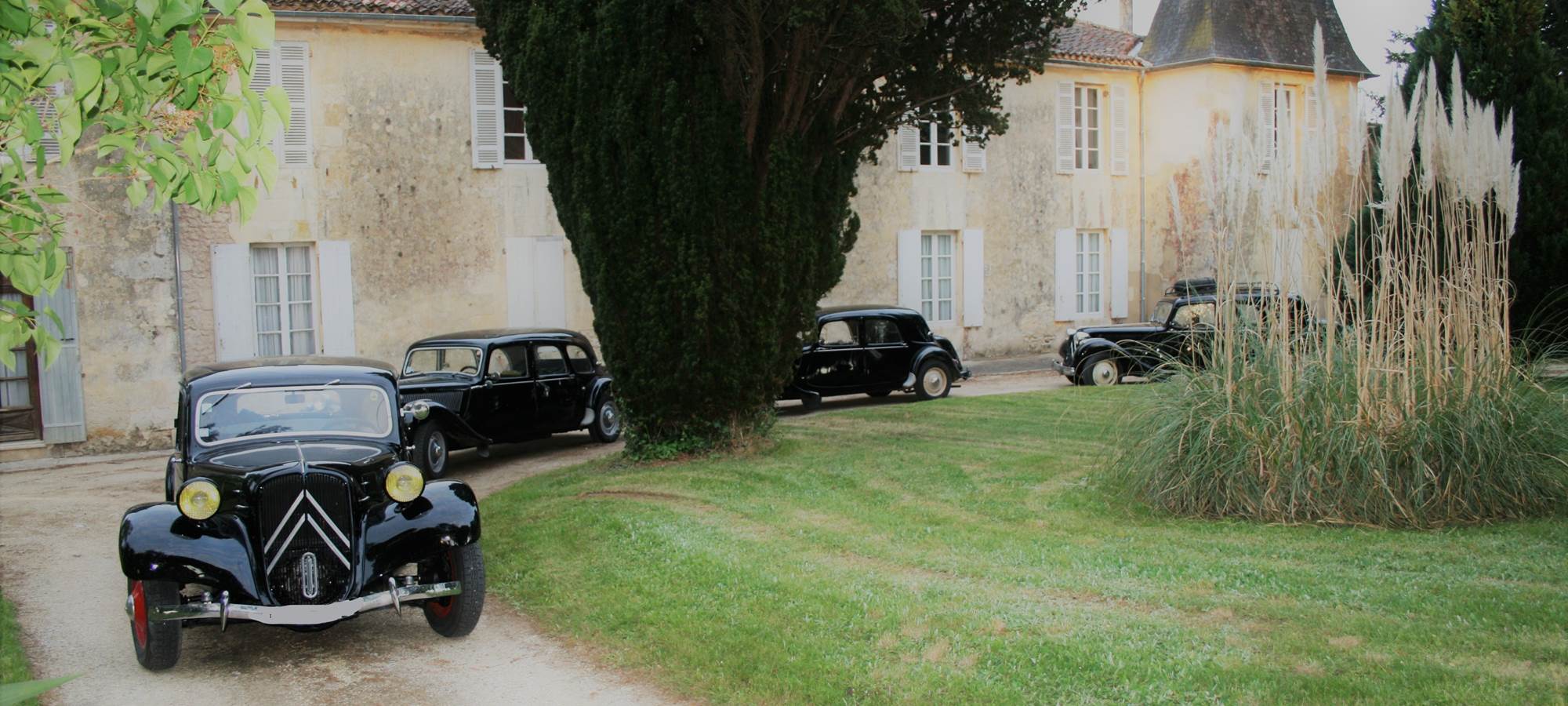 Arrivée en Citroën Traction au château