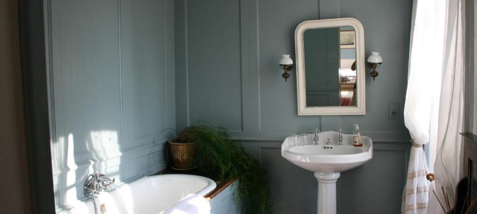 Salle de bain de la chambre bleue, avec parquet en acajou