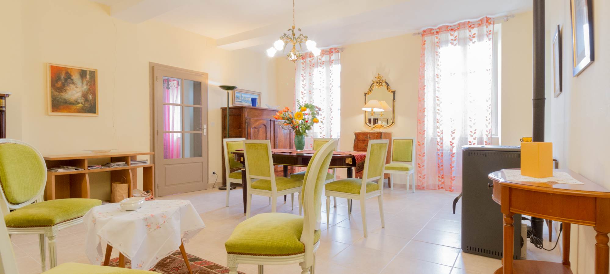 Saint Roch gîte salle à manger entre salon et cuisine.jpg