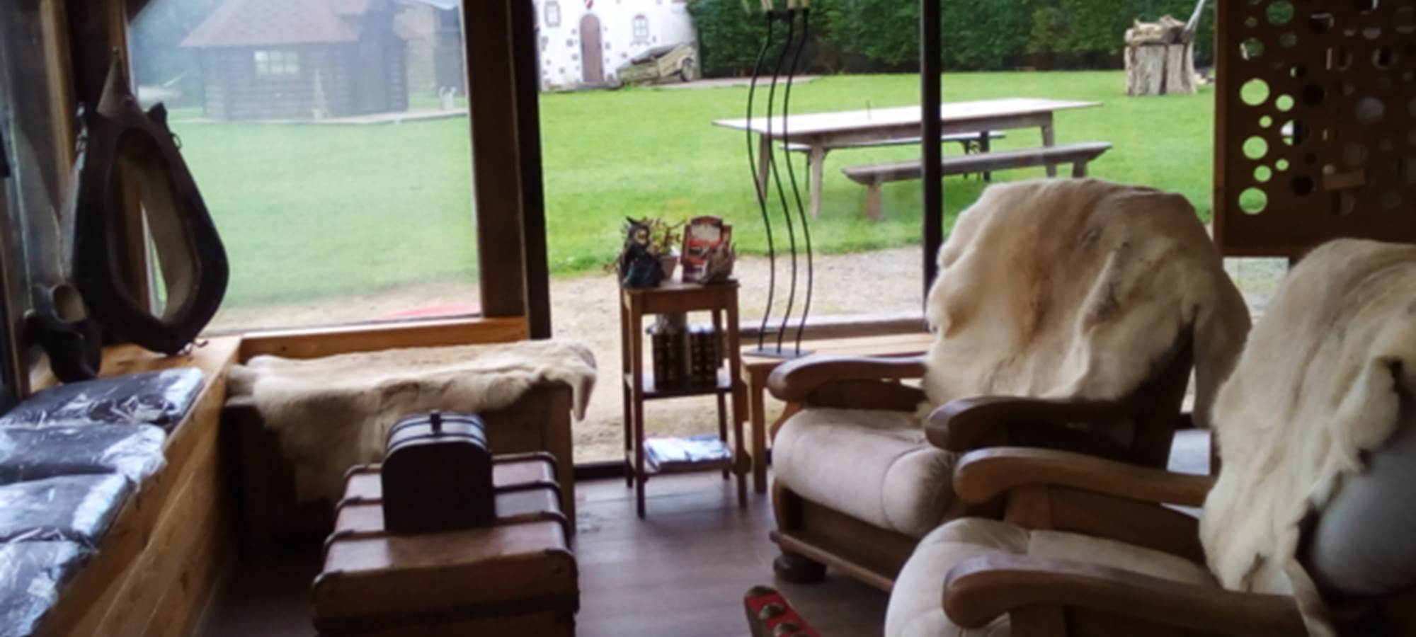 Salon aux peaux de rennes avec jeux médiévaux, livres, documentation de notre région