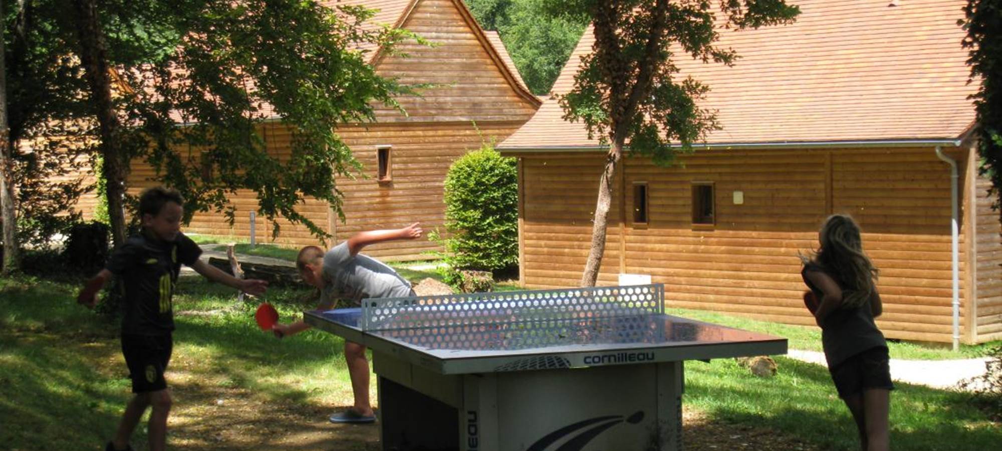 chalets-bois-hameau-borie-2tables de jeux