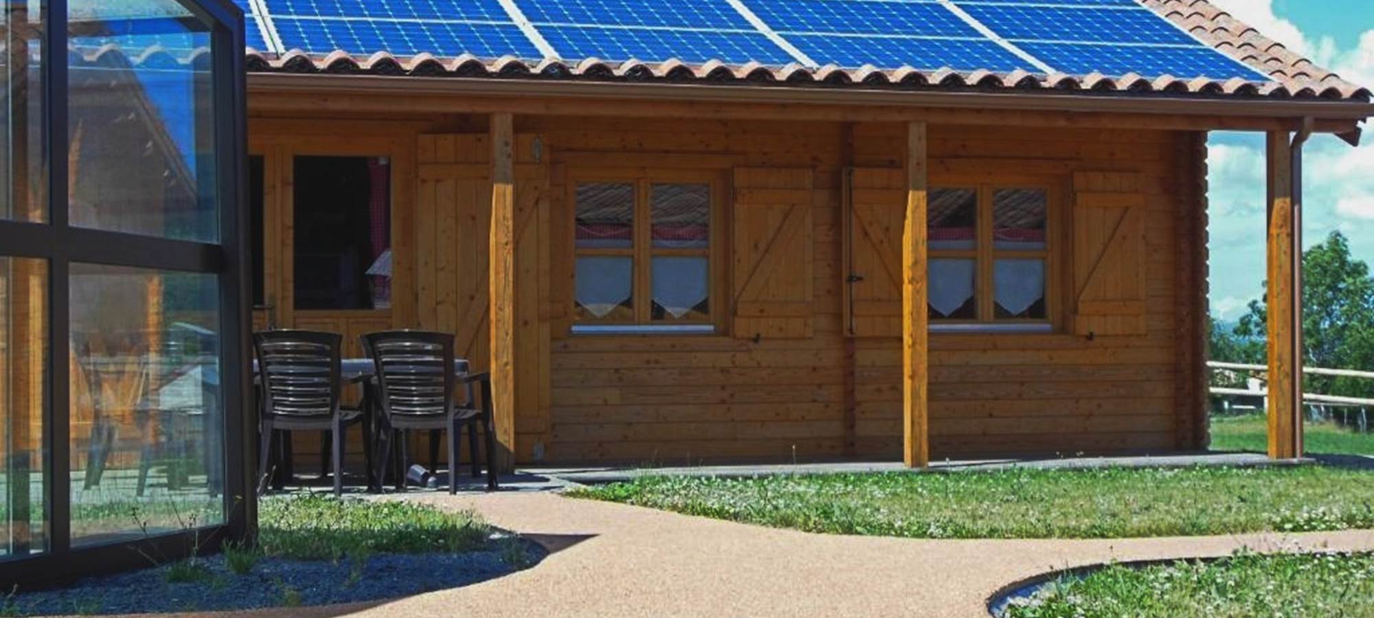 vue du gite Salers avec ses panneaux photovoltaïques