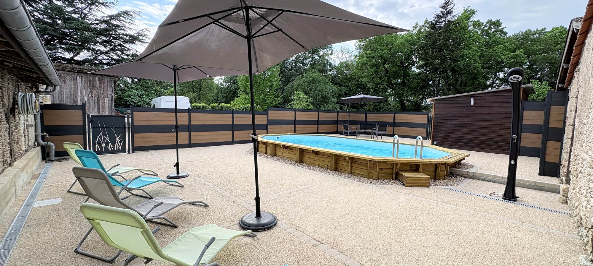 Piscine - transats - salon jardin - parasol