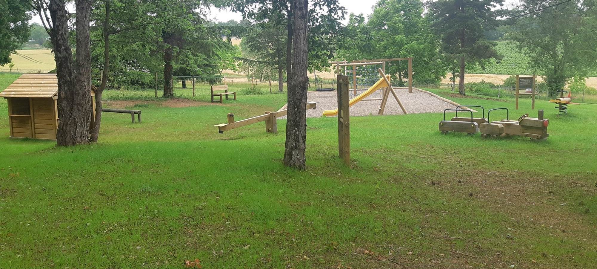 Village de Gîtes LES CHALETS DE GRAZIMIS - vacances dans le Gers - 52 grazimis aire de jeux enfants