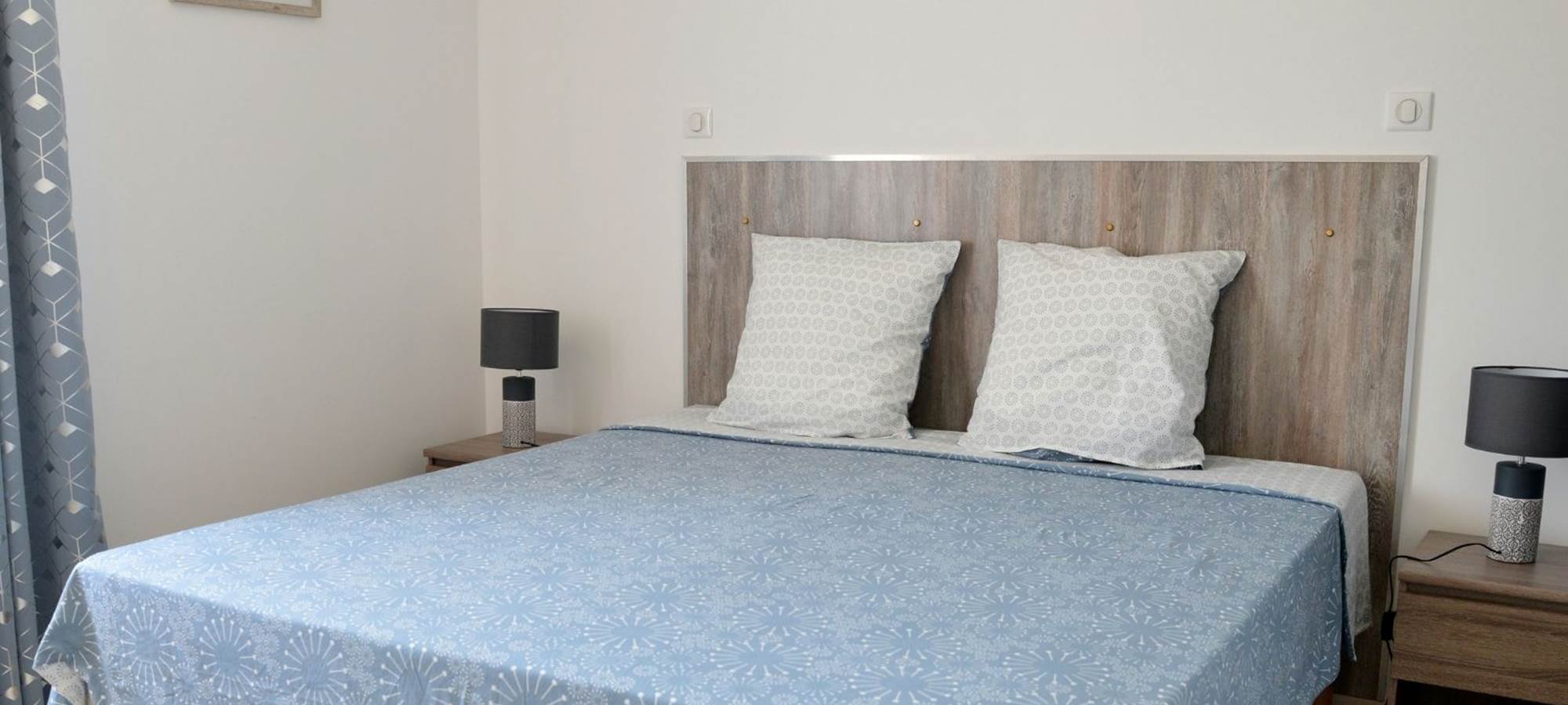 2 Chambre du gîte Divin Etoile lit king size 2_1.8 matelas Epéda bureau volet roulant