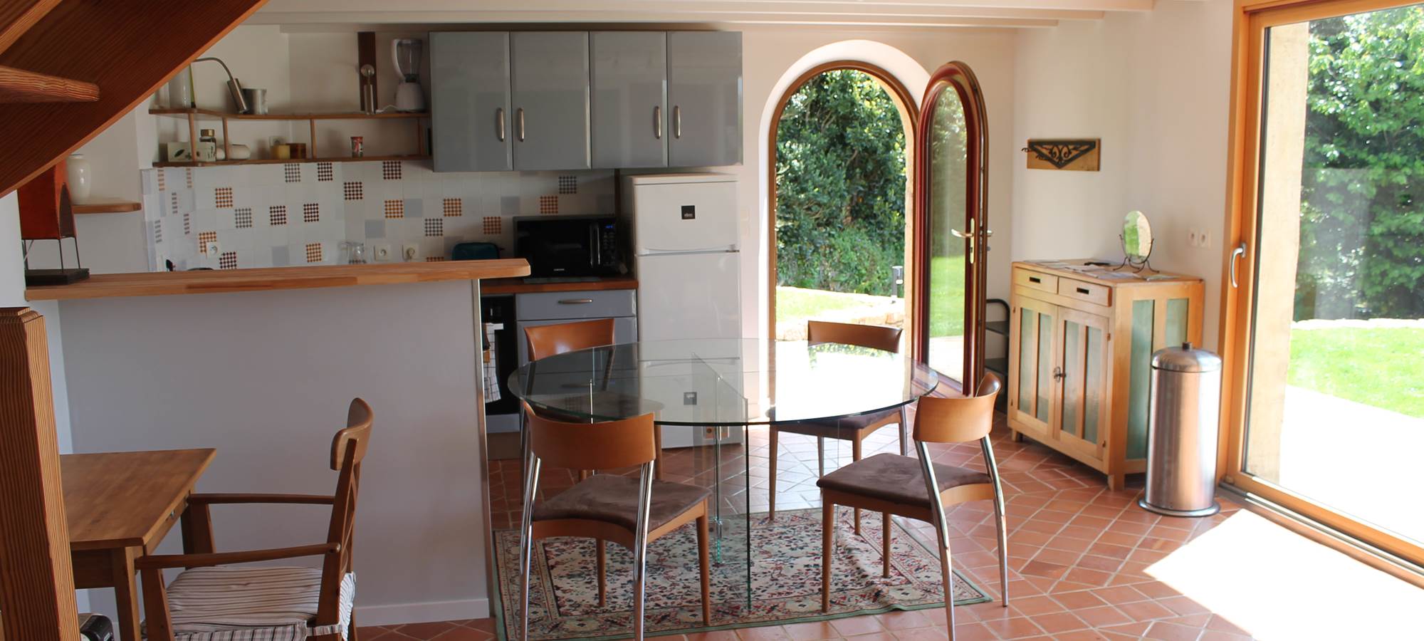 Porte et baie vitrée donnent sur la terrasse et le jardin