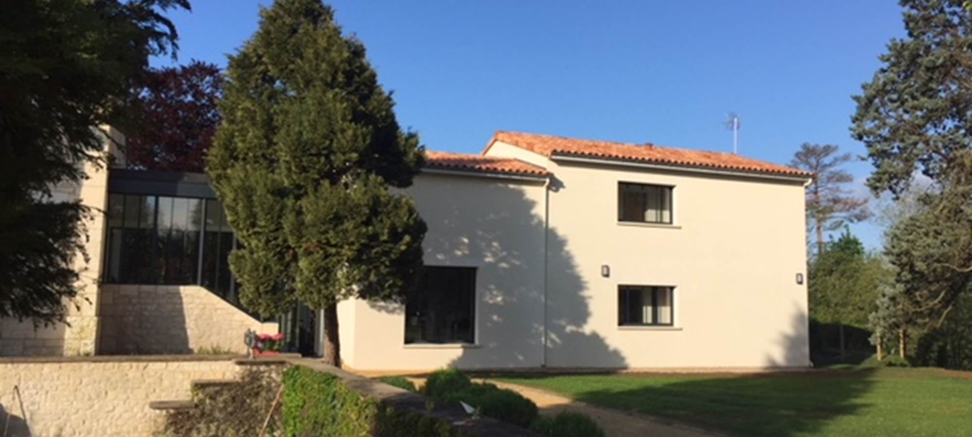 côté Entrée et Parking