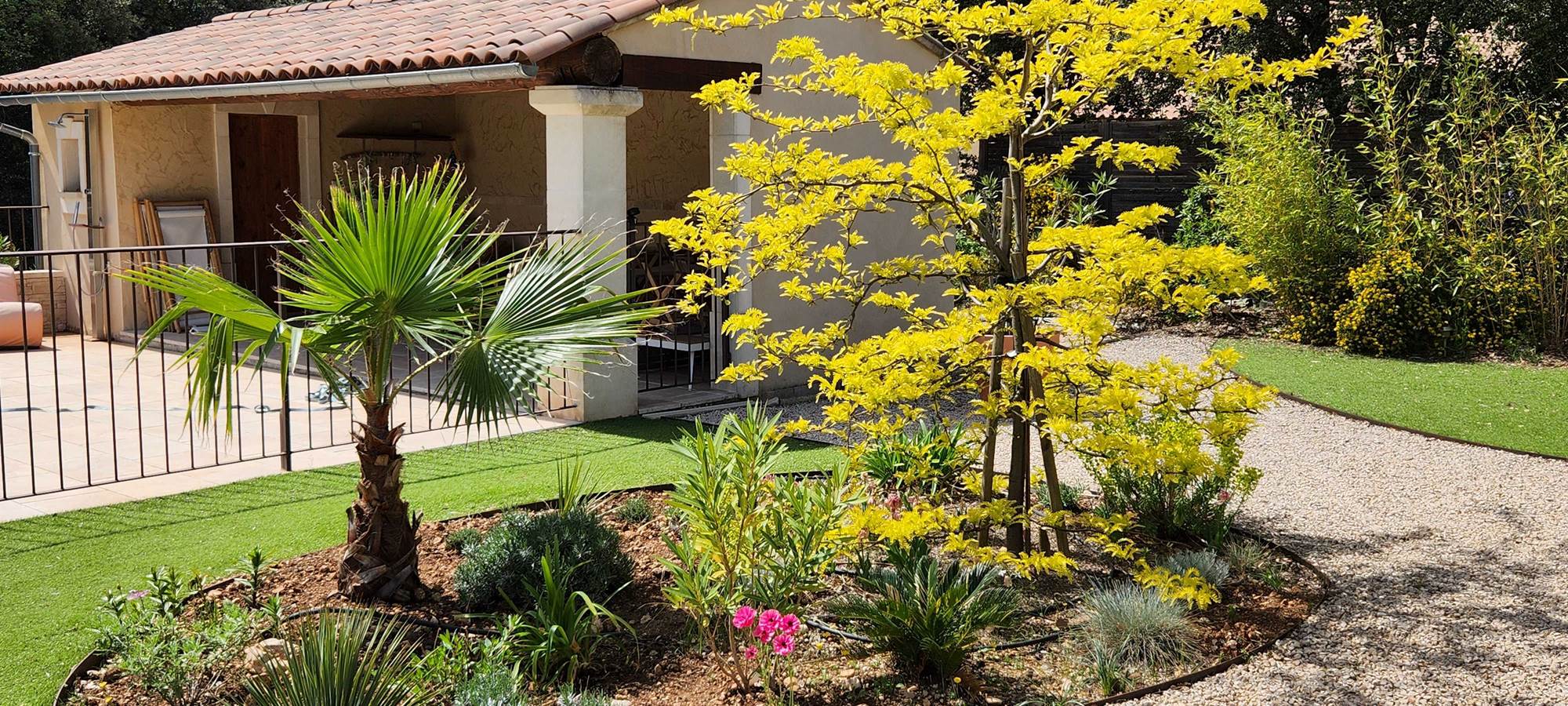 24 pool house et ilot de fleurs