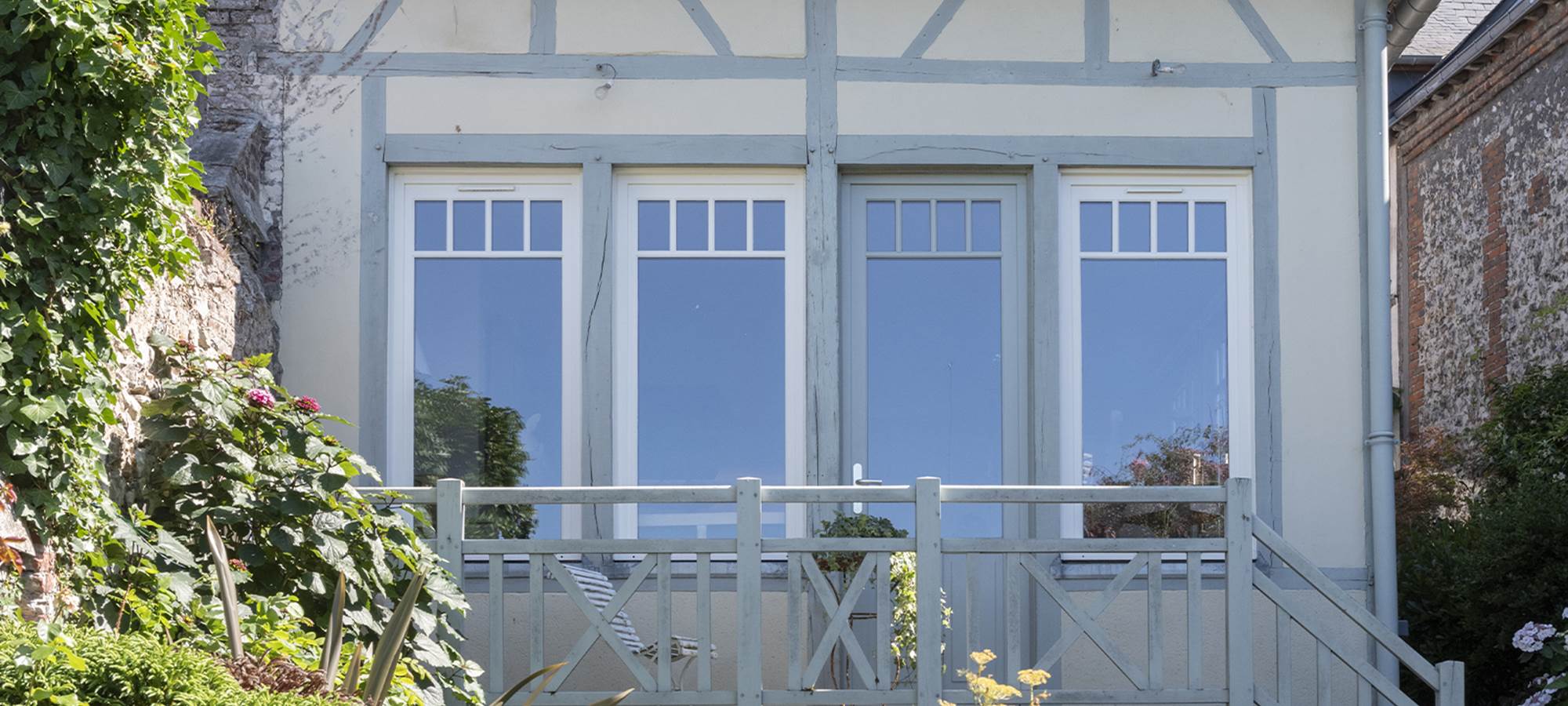 facade-maison-dhotes-jardin-fleuri-terrasse-colombages-honfleur-calvados-normandie