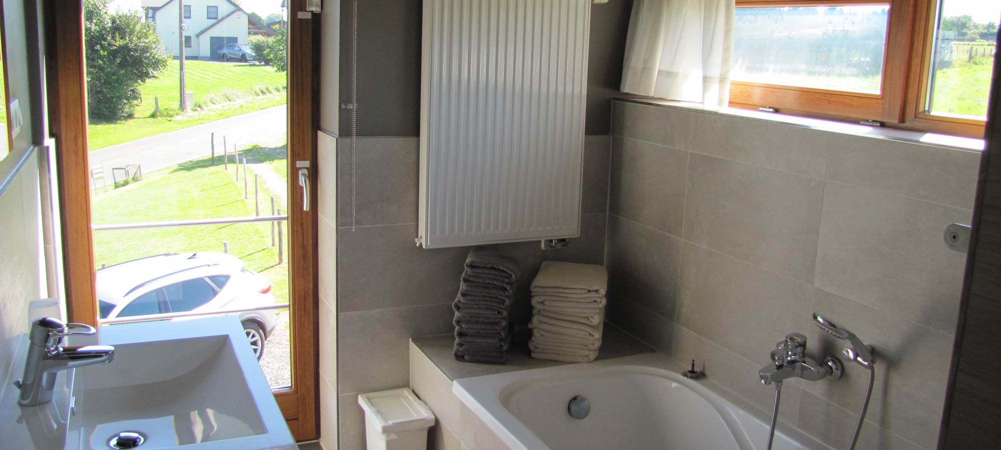 Salle de bain avec baignoire et lavabo